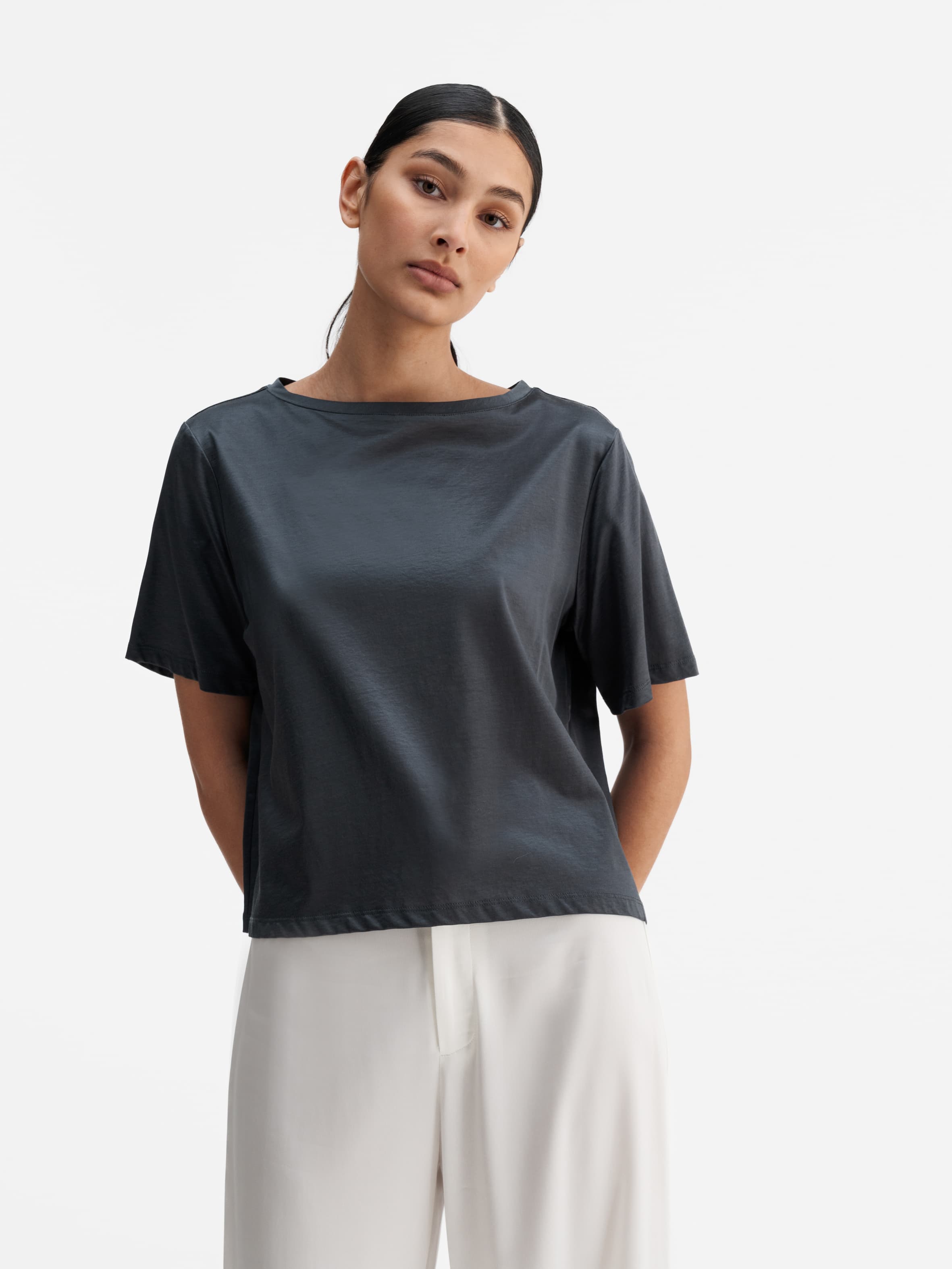 Model wearing Ahlvar Gallery Lola jersey tee dark grey
