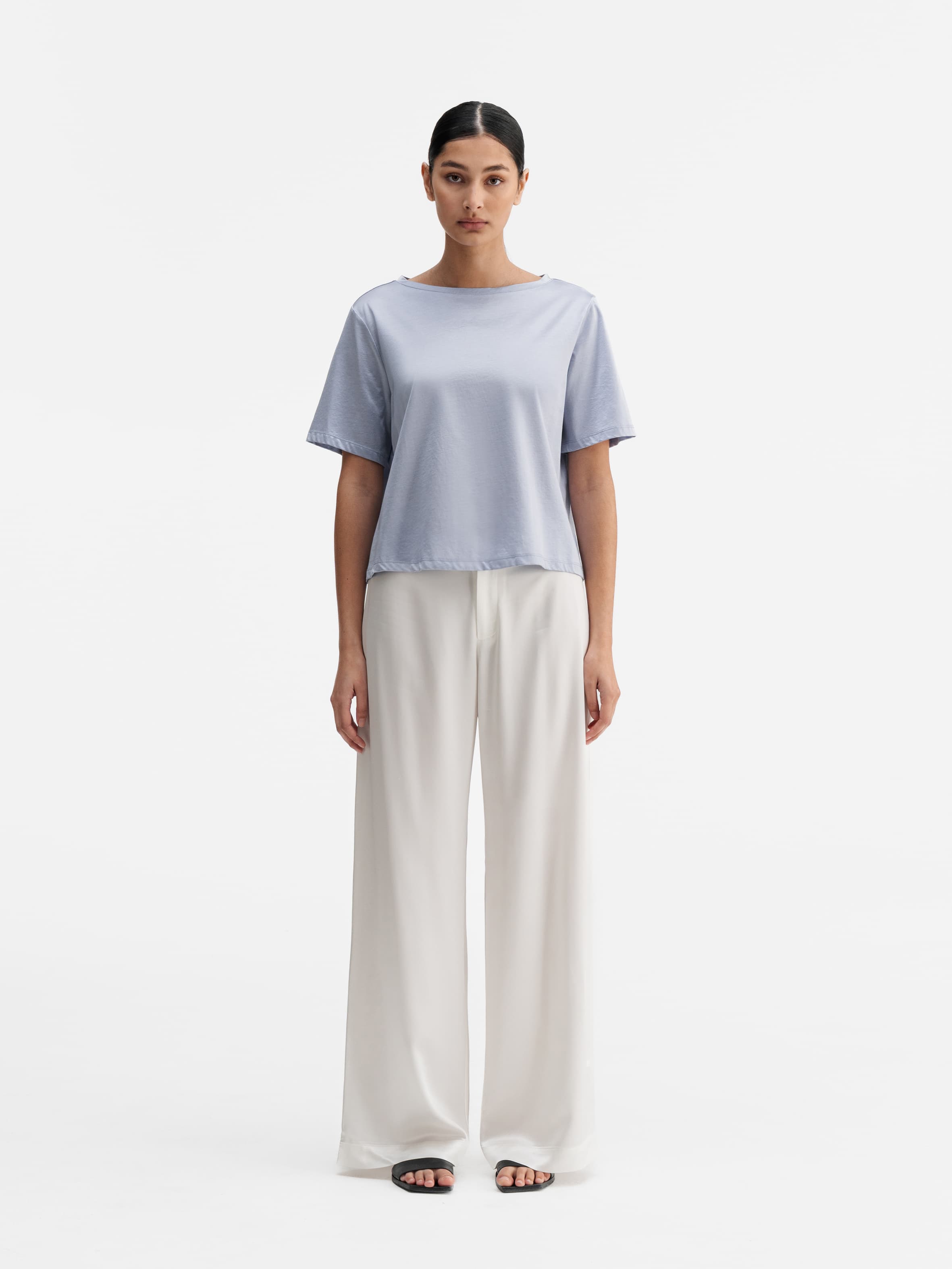 Model wearing Ahlvar Gallery Lola jersey tee denim blue