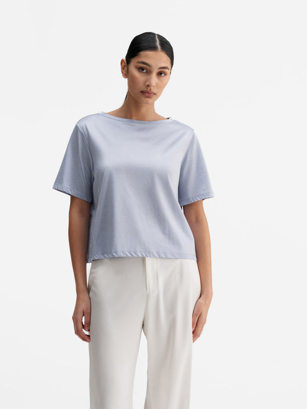 Model wearing Ahlvar Gallery Lola jersey tee denim blue