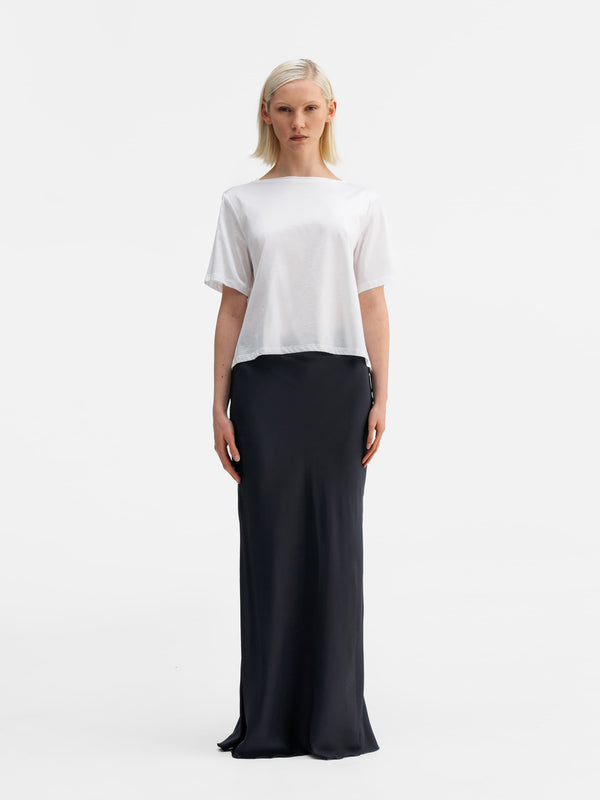 Model wearing Ahlvar Gallery Lola jersey tee white