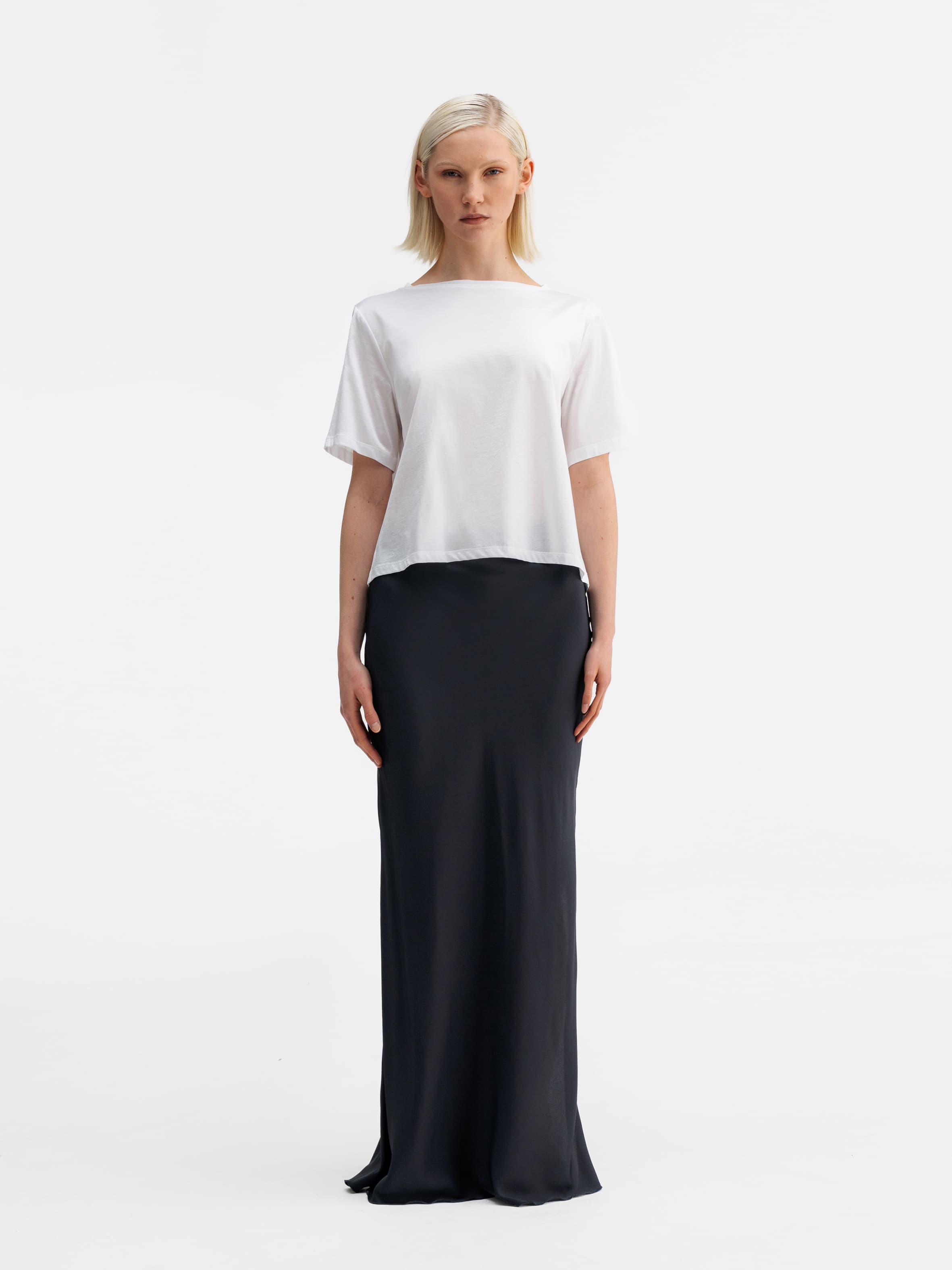 Model wearing Ahlvar Gallery Lola jersey tee white