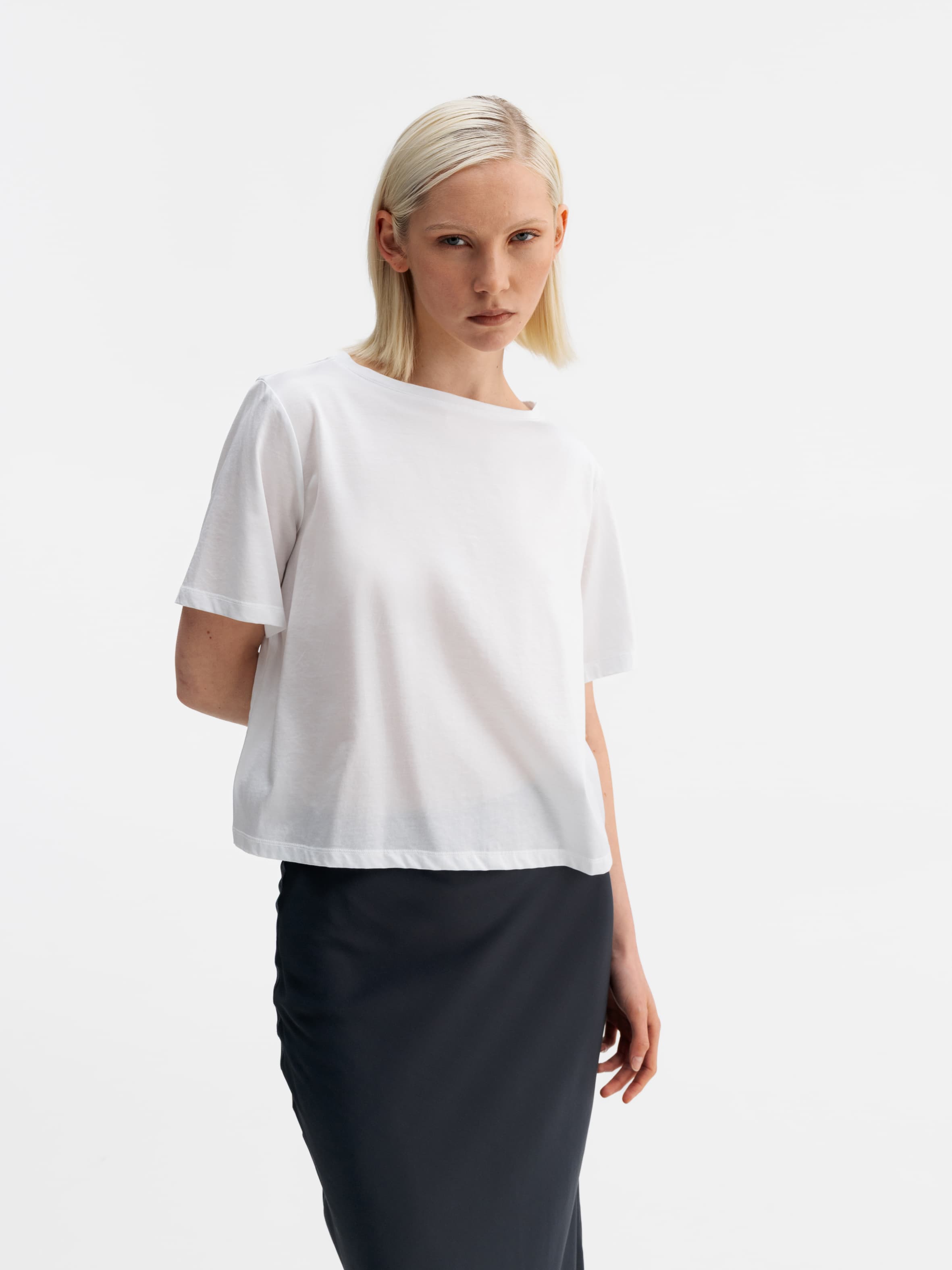 Model wearing Ahlvar Gallery Lola jersey tee white