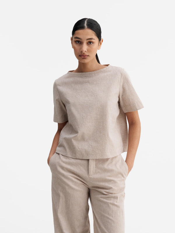 Model wearing Ahlvar Gallery Lola linen tee cream