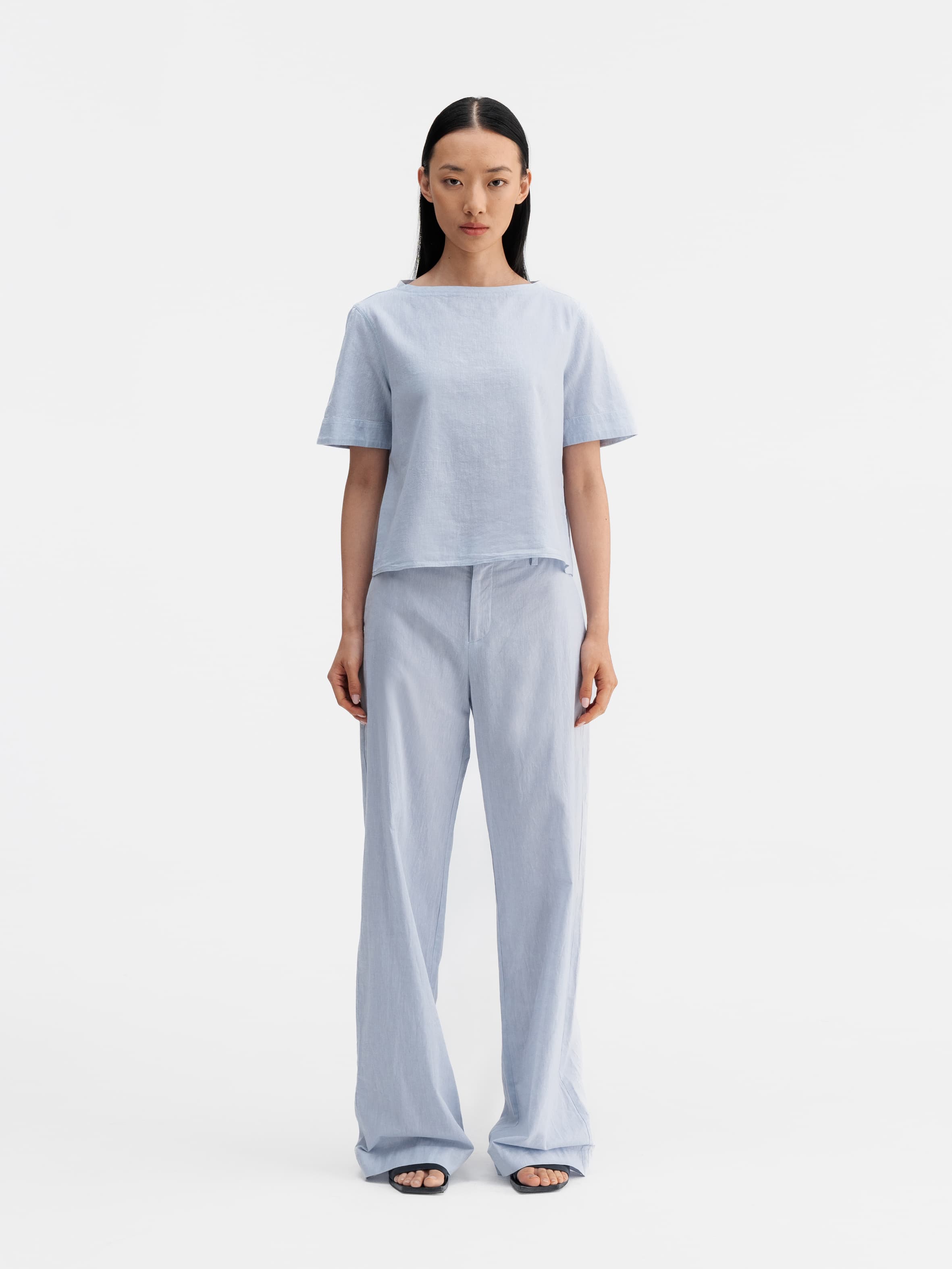 Model wearing Ahlvar Gallery Lola linen tee denim blue