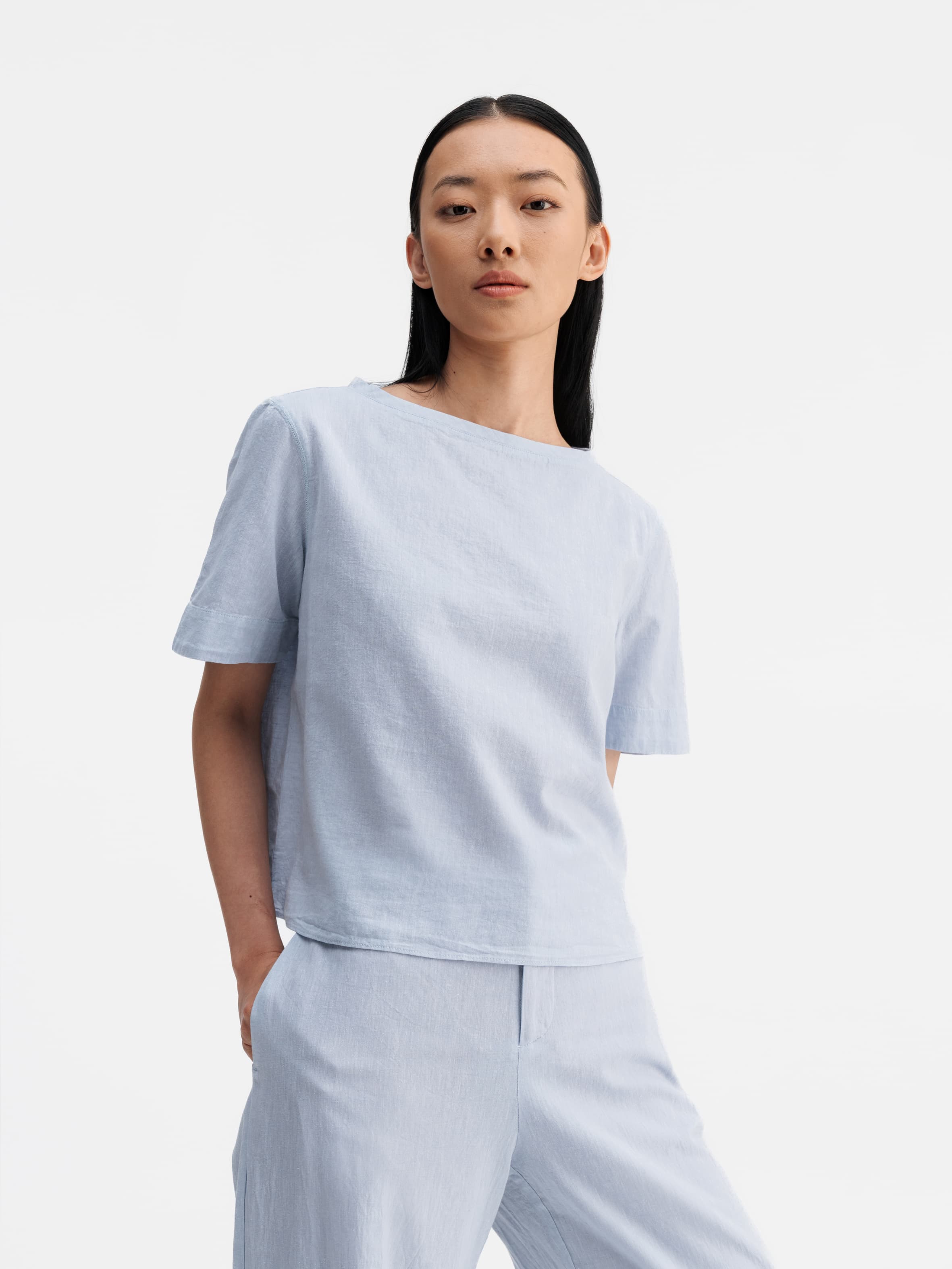 Model wearing Ahlvar Gallery Lola linen tee denim blue