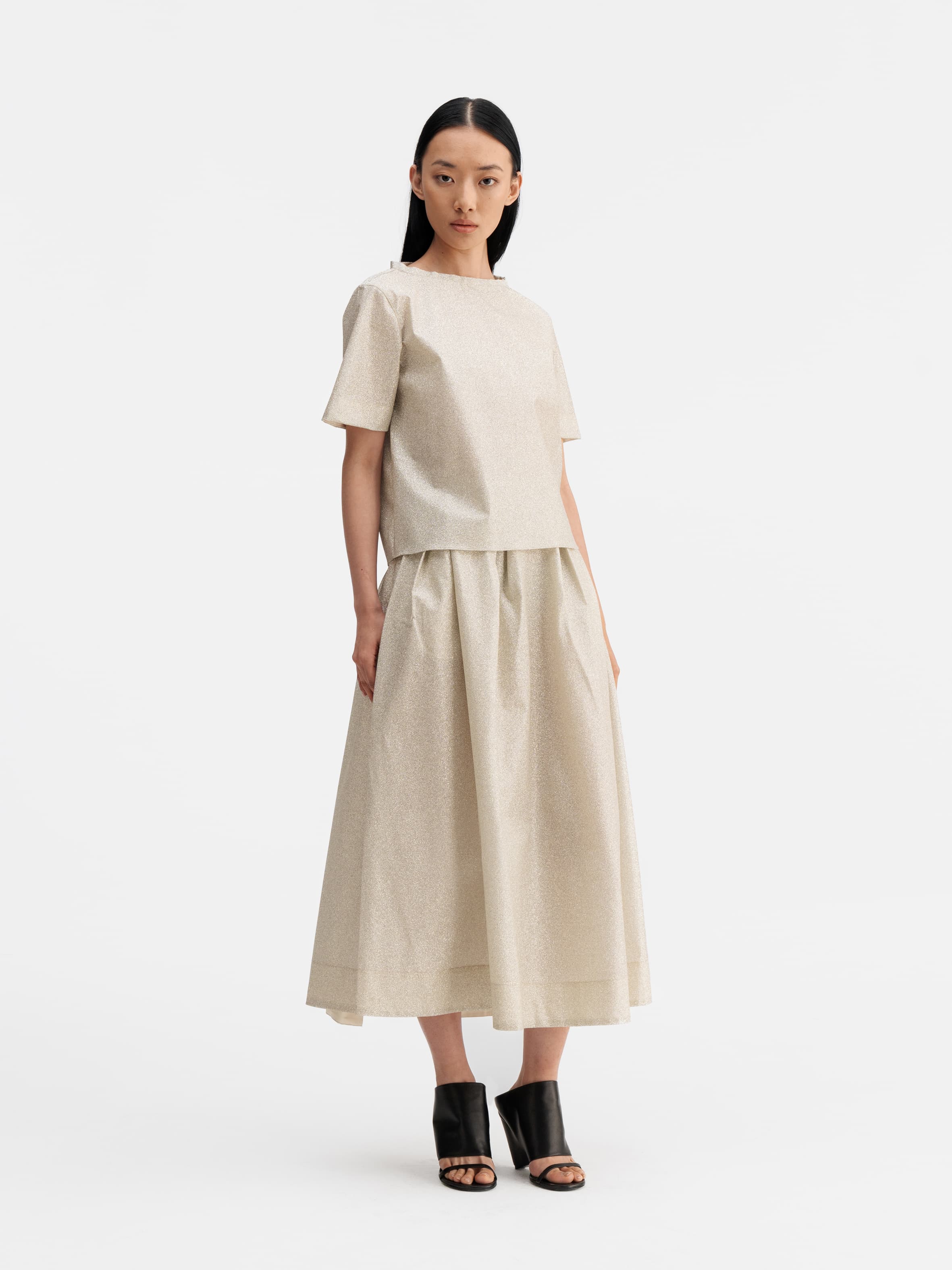Model wearing Ahlvar Gallery Lola shimmer tee cream