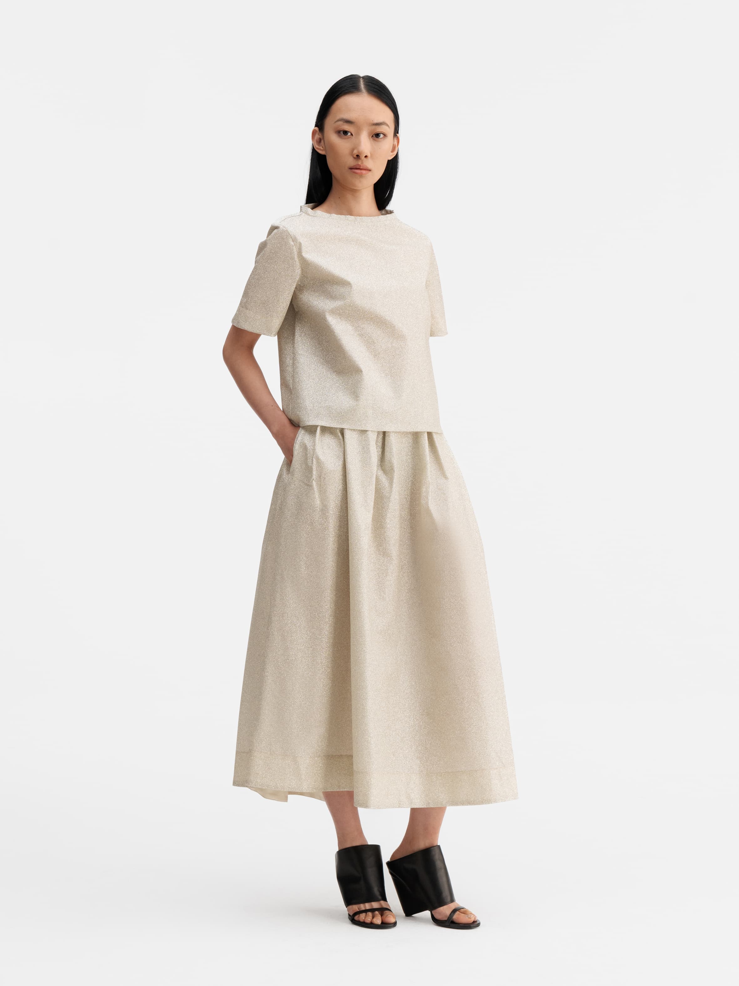 Model wearing Ahlvar Gallery Lola shimmer tee cream