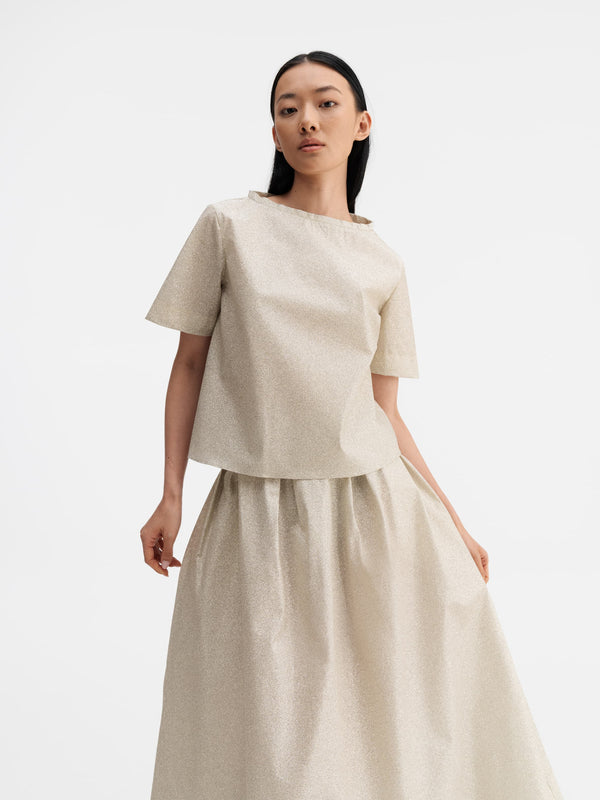 Model wearing Ahlvar Gallery Lola shimmer tee cream