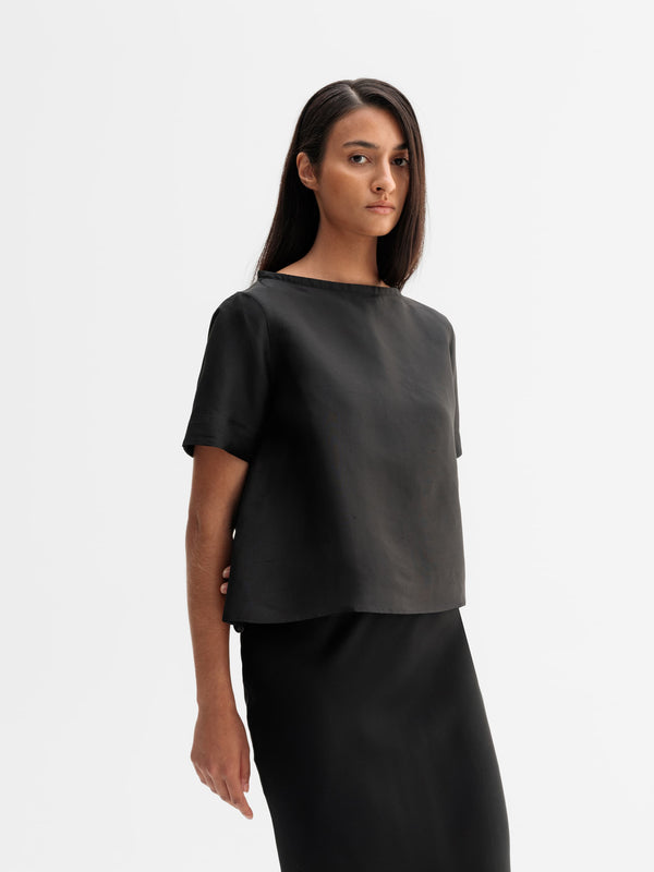 Model wearing Ahlvar Gallery Loni silk tee in Black