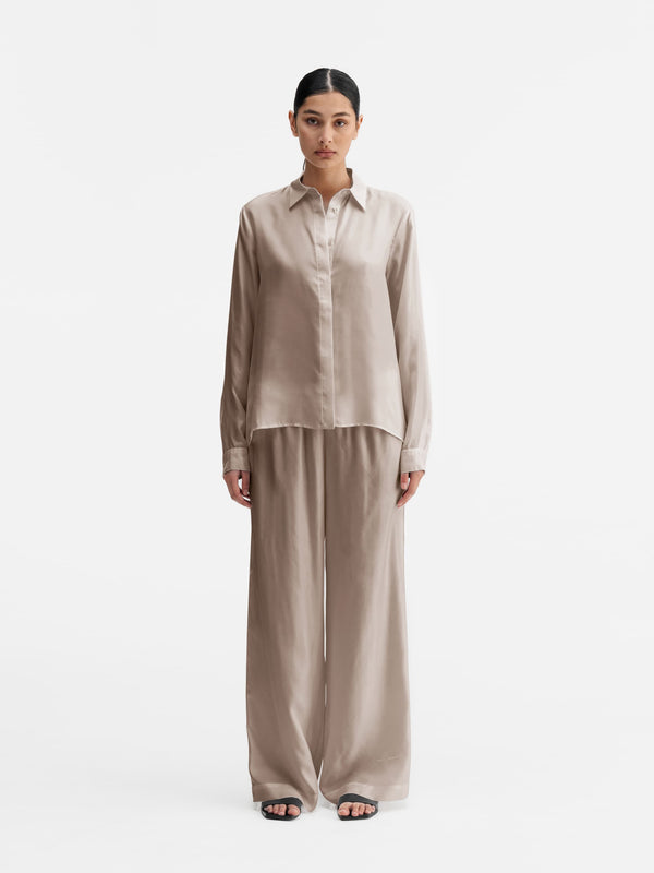 Model wearing Ahlvar Gallery Madoka silk twill trousers greige