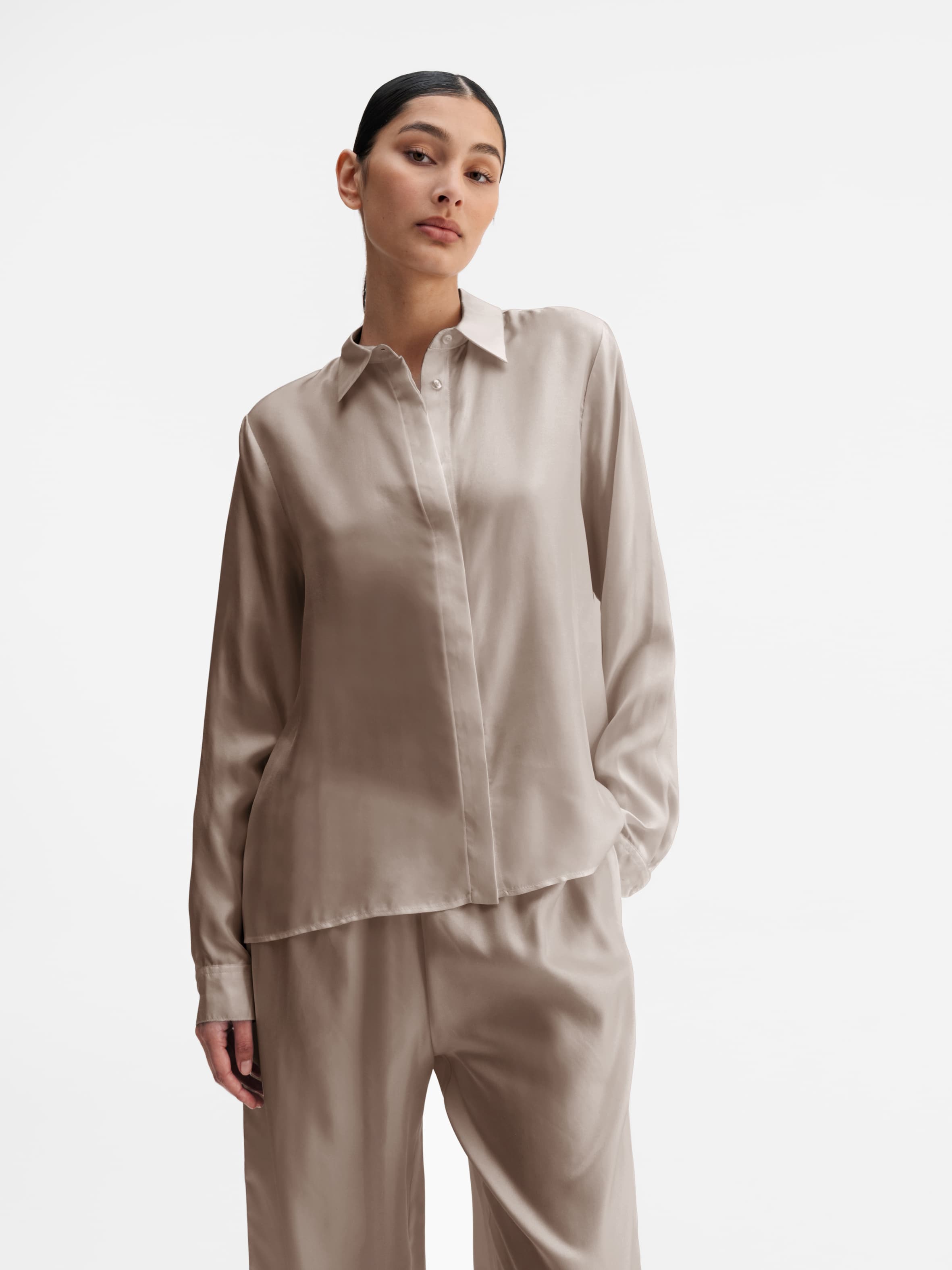 Model wearing Ahlvar Gallery Madoka silk twill trousers greige