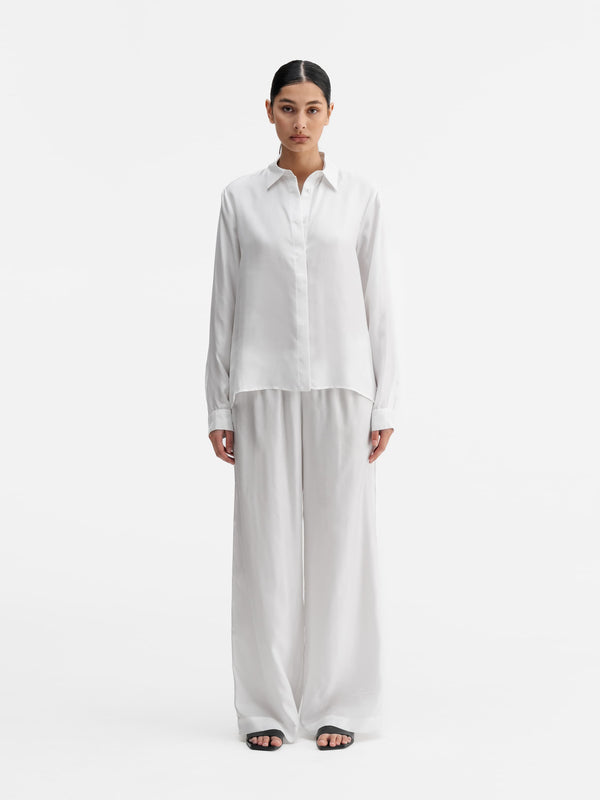 Model wearing Ahlvar Gallery Madoka silk twill trousers white