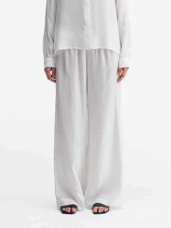 Model wearing Ahlvar Gallery Madoka silk twill trousers white