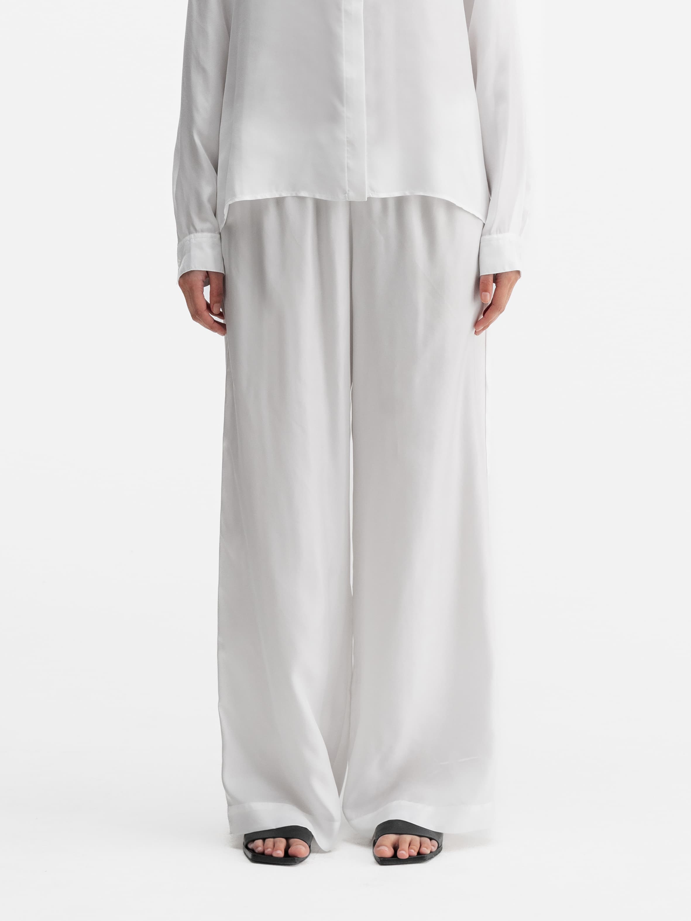 Model wearing Ahlvar Gallery Madoka silk twill trousers white