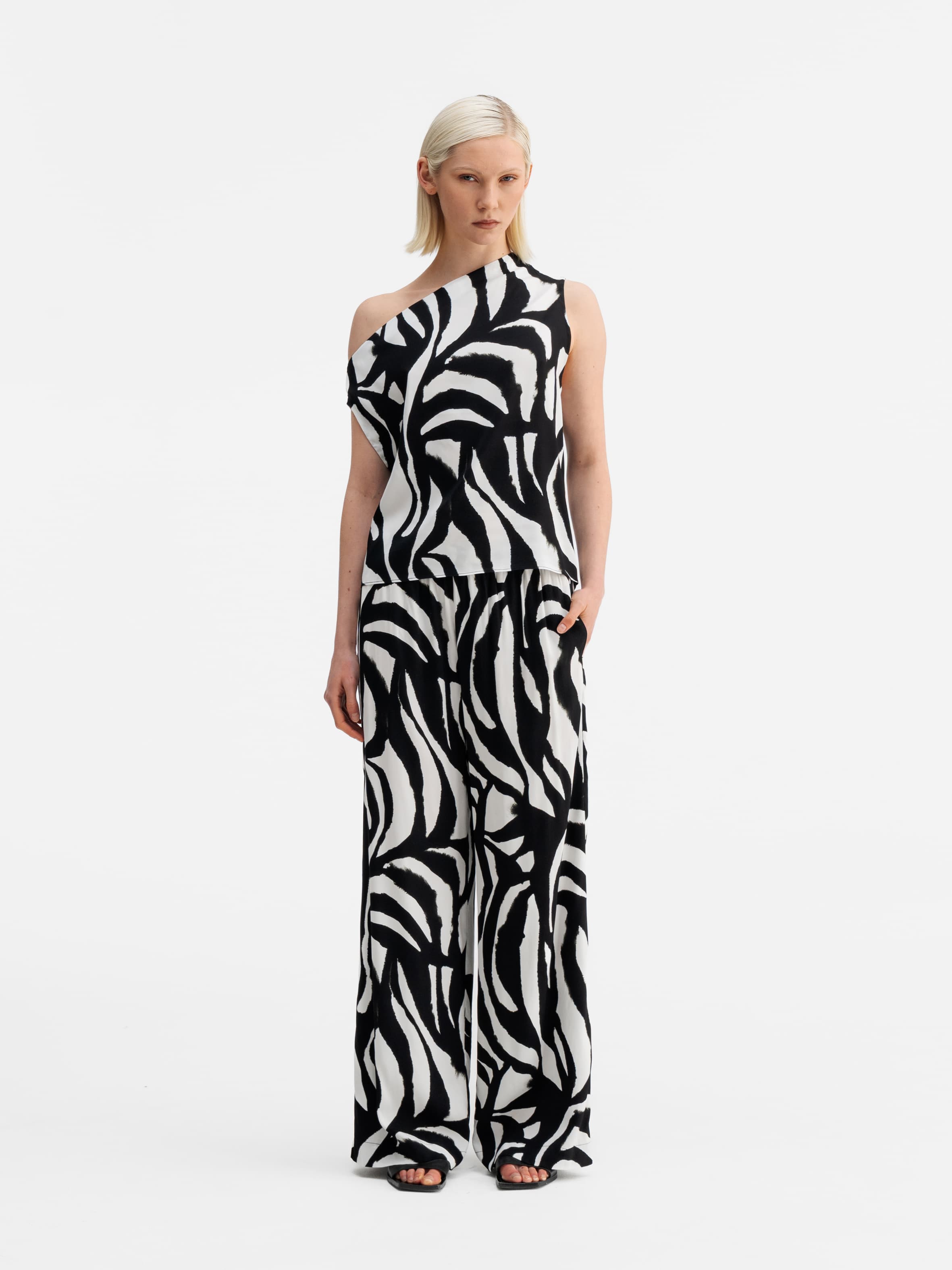 Model wearing Ahlvar Gallery Madoka zebra trousers white