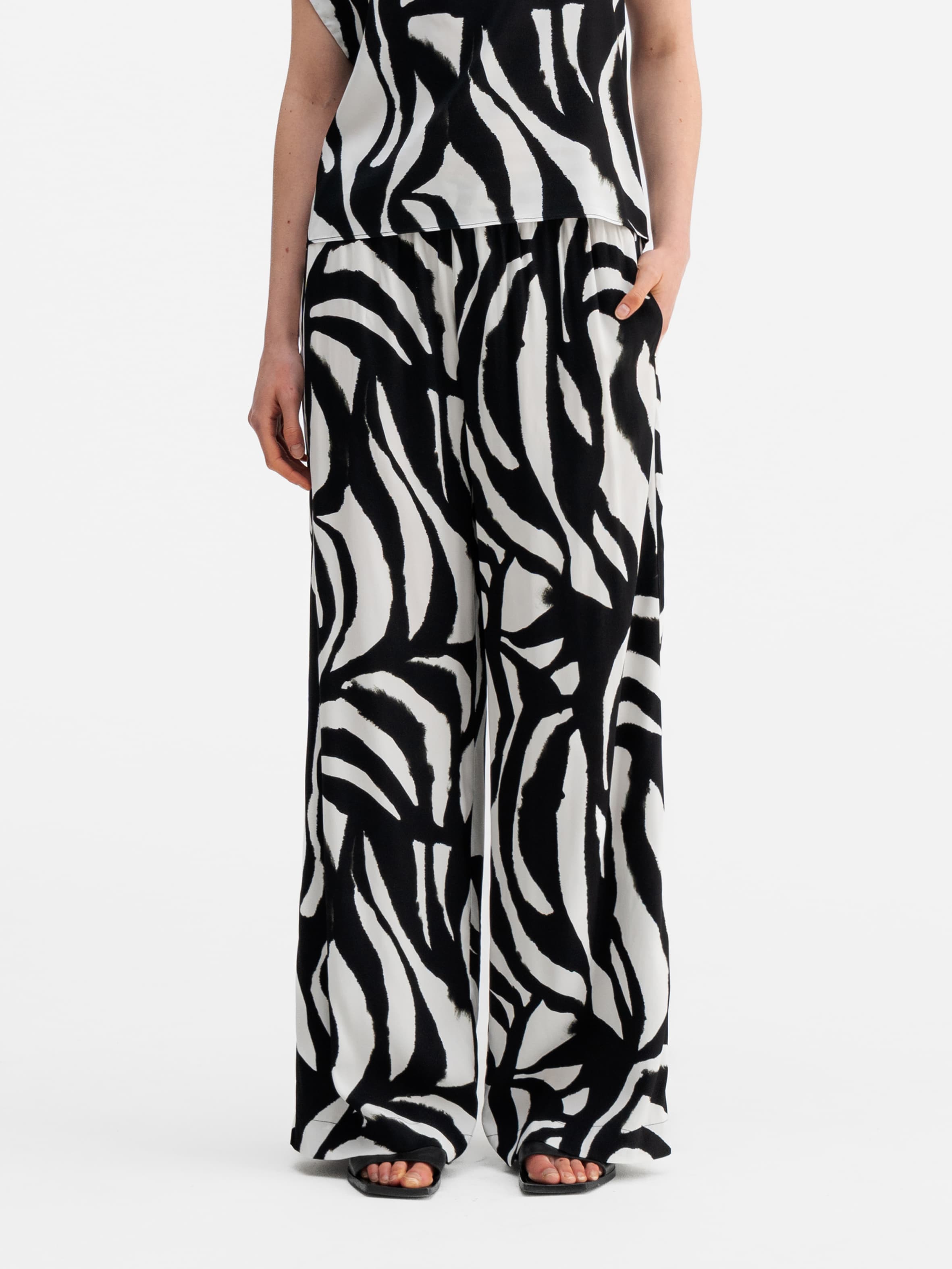 Model wearing Ahlvar Gallery Madoka zebra trousers white