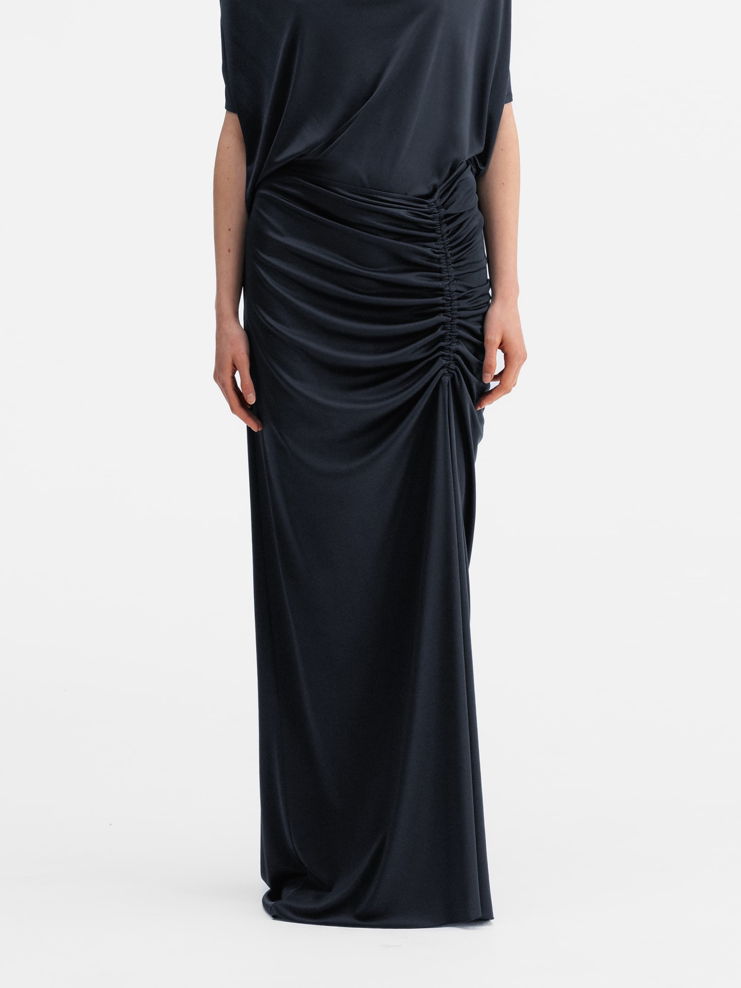 Model wearing Ahlvar Gallery Maya jersey skirt blue grey