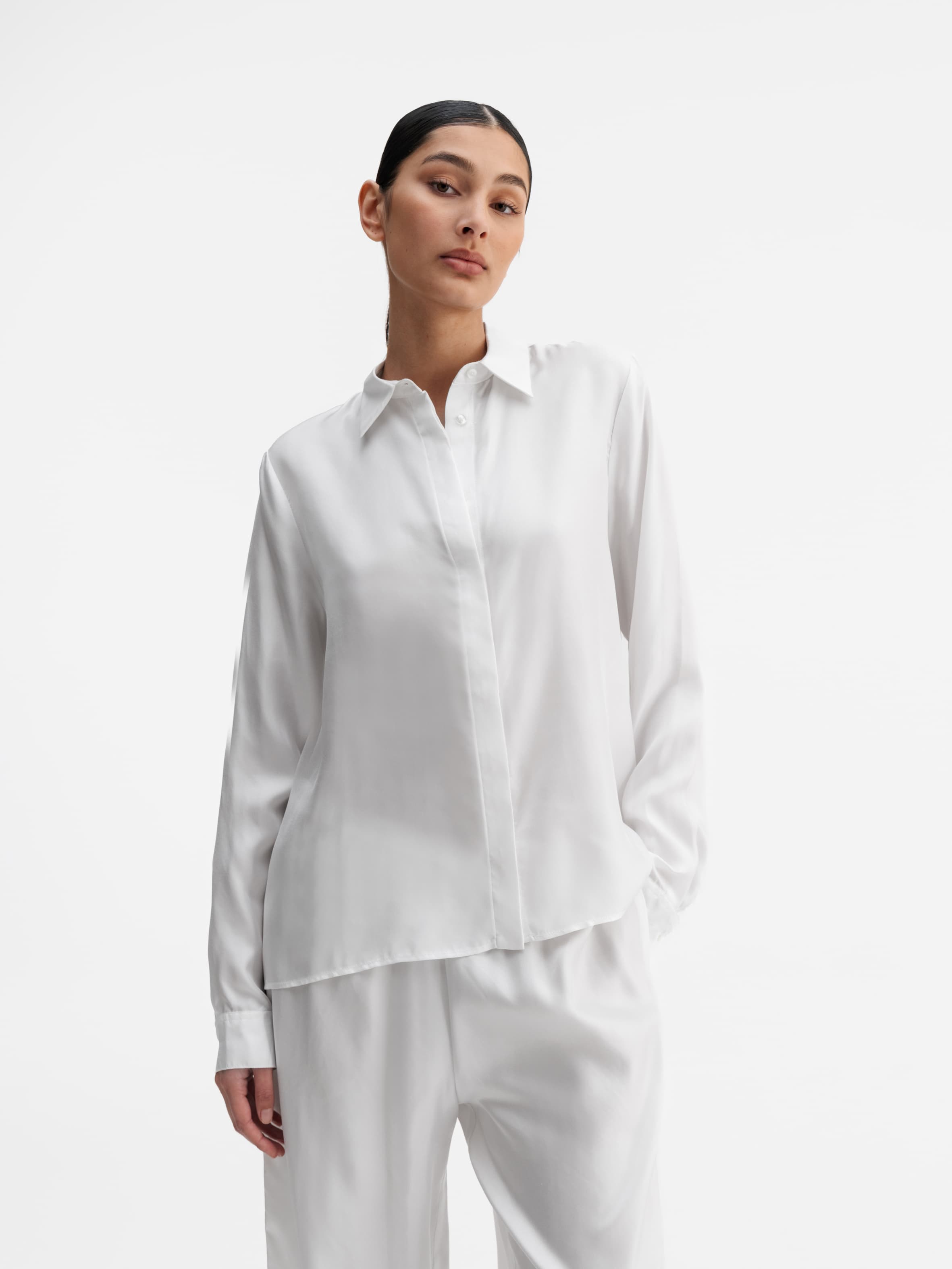 Model wearing Ahlvar Gallery Mia silk twill shirt white