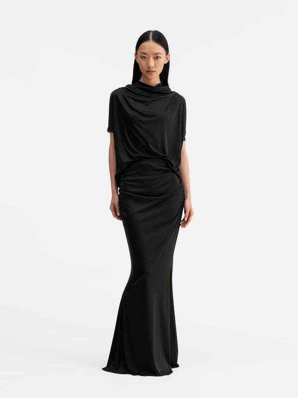 Model wearing Ahlvar Gallery Myra jersey skirt black