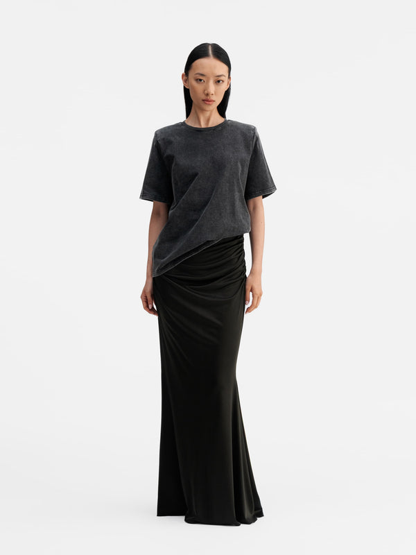 Model wearing Ahlvar Gallery Myra jersey skirt black