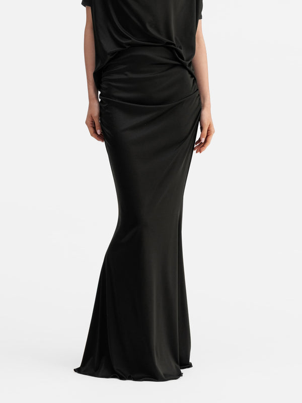 Model wearing Ahlvar Gallery Myra jersey skirt black