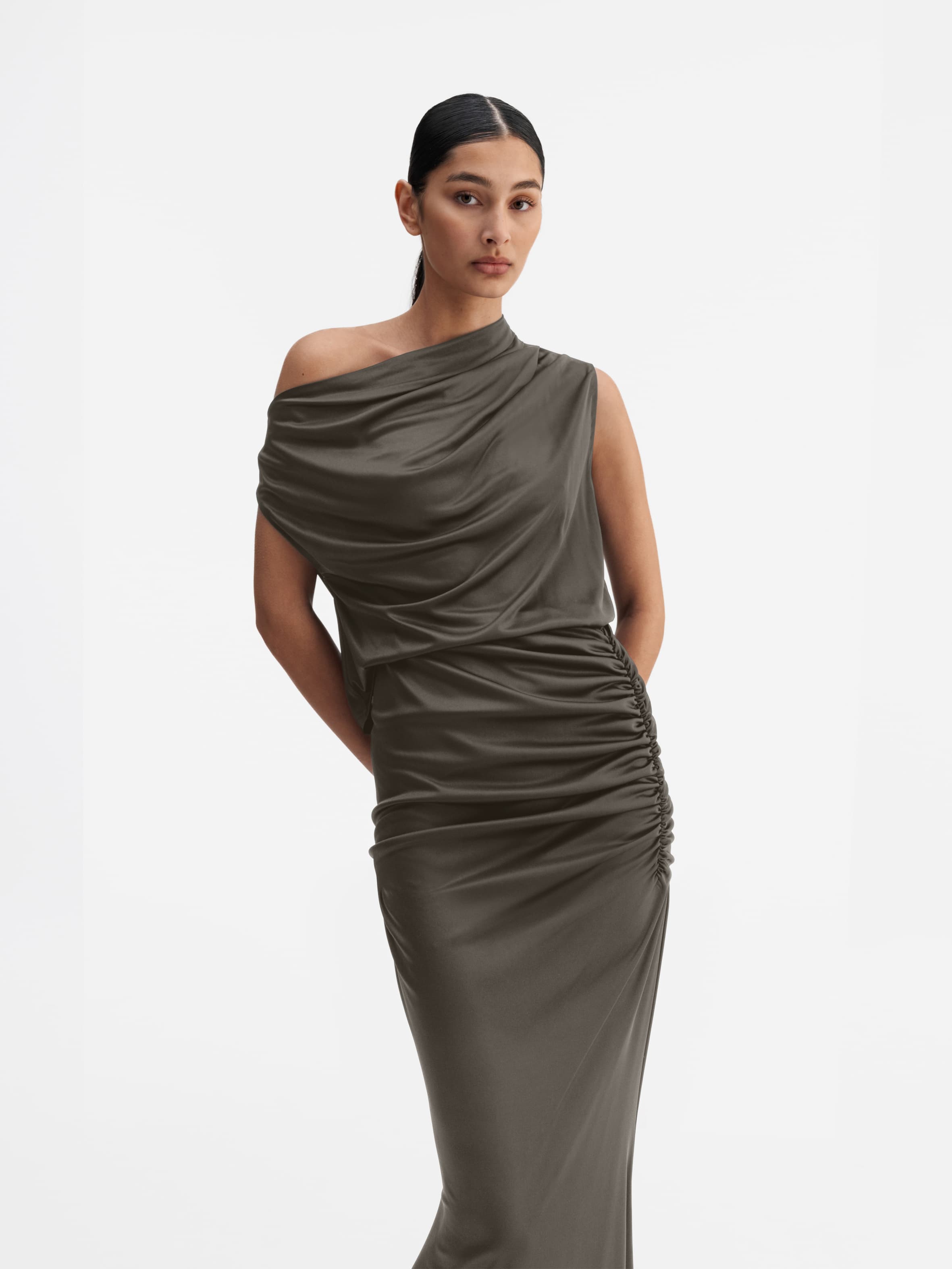 Model wearing Ahlvar Gallery Myra jersey skirt light military