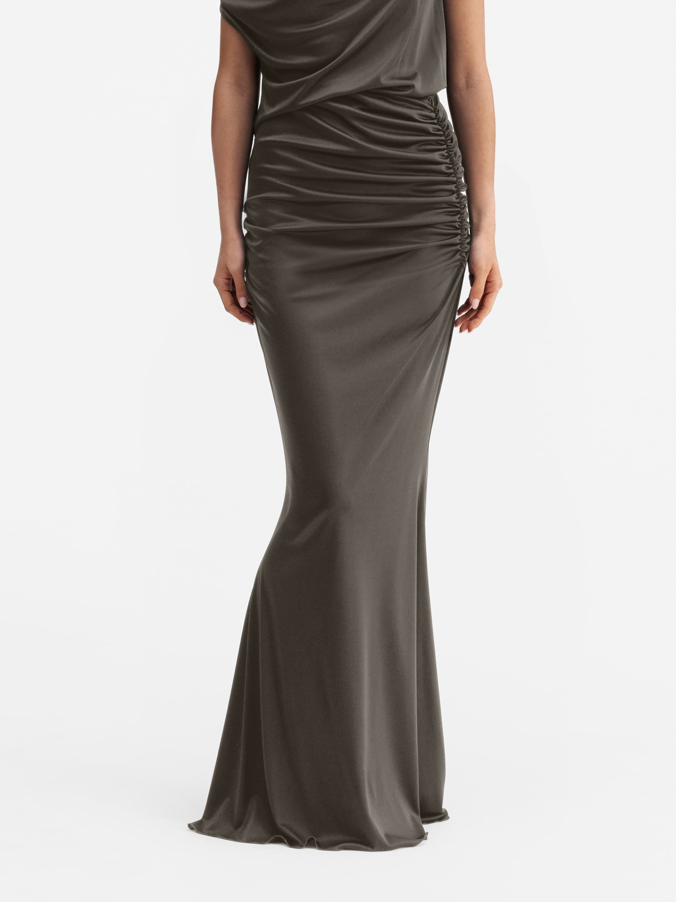 Model wearing Ahlvar Gallery Myra jersey skirt light military