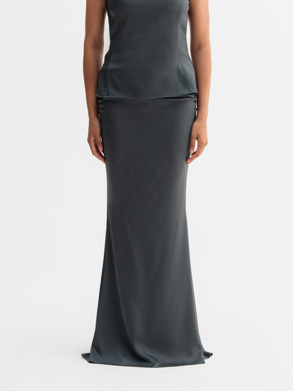Model wearing Ahlvar Gallery Myra skirt in Dark grey