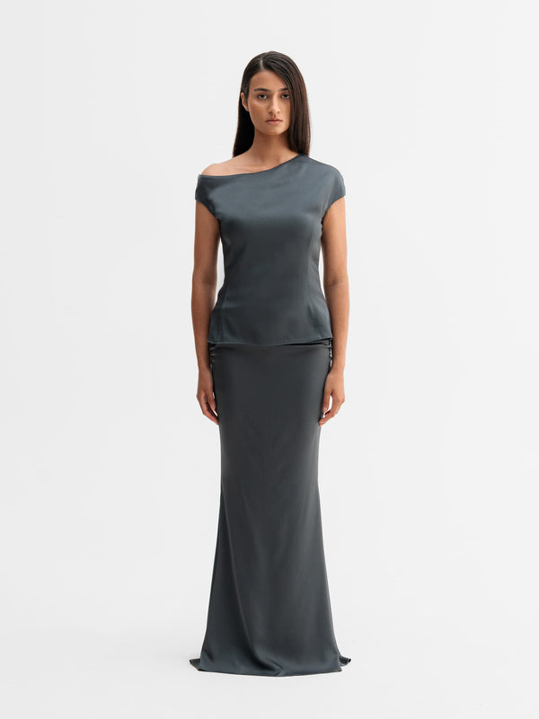 Model wearing Ahlvar Gallery Myra skirt in Dark grey