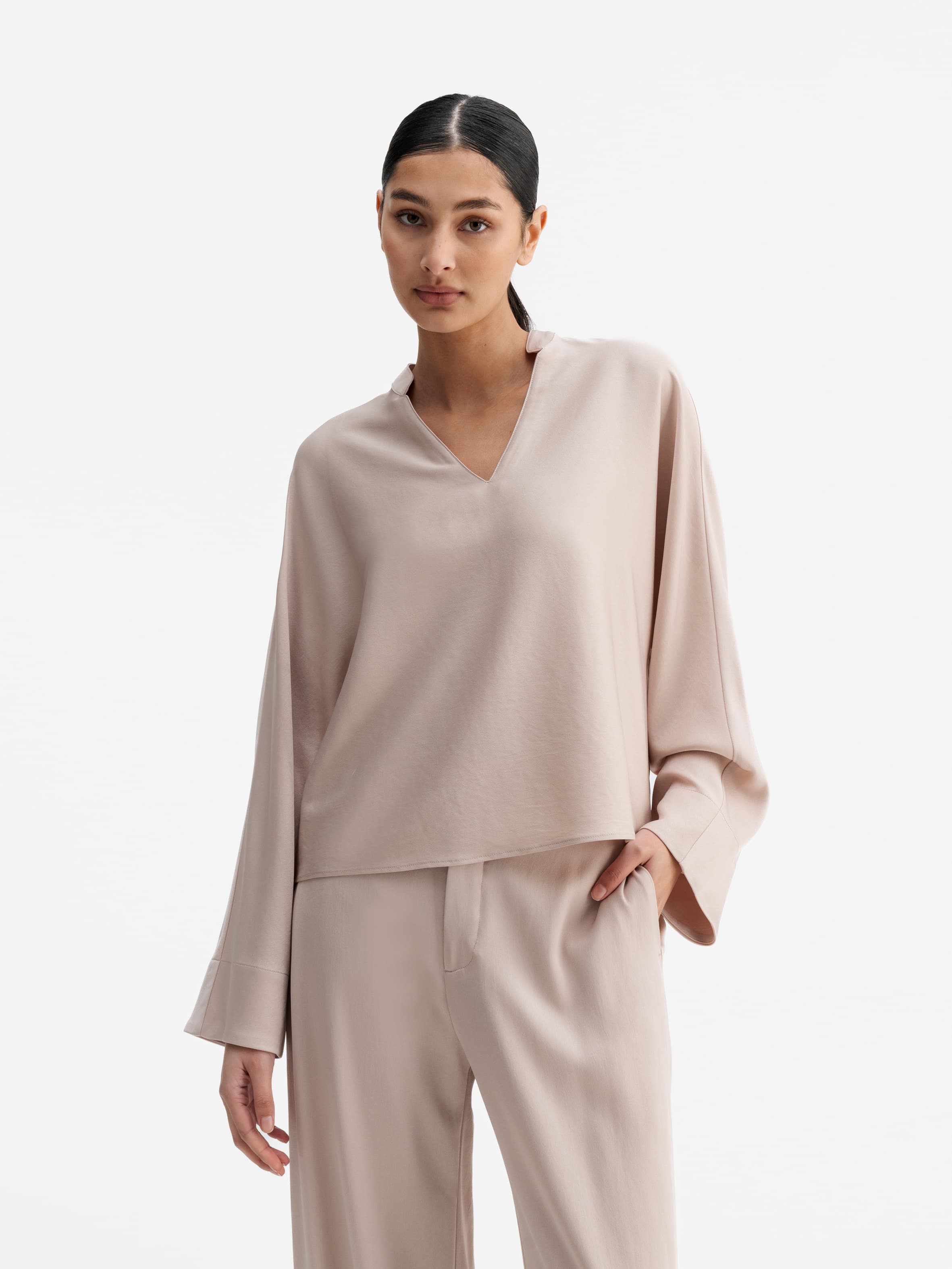 Nina v-neck blouse greige