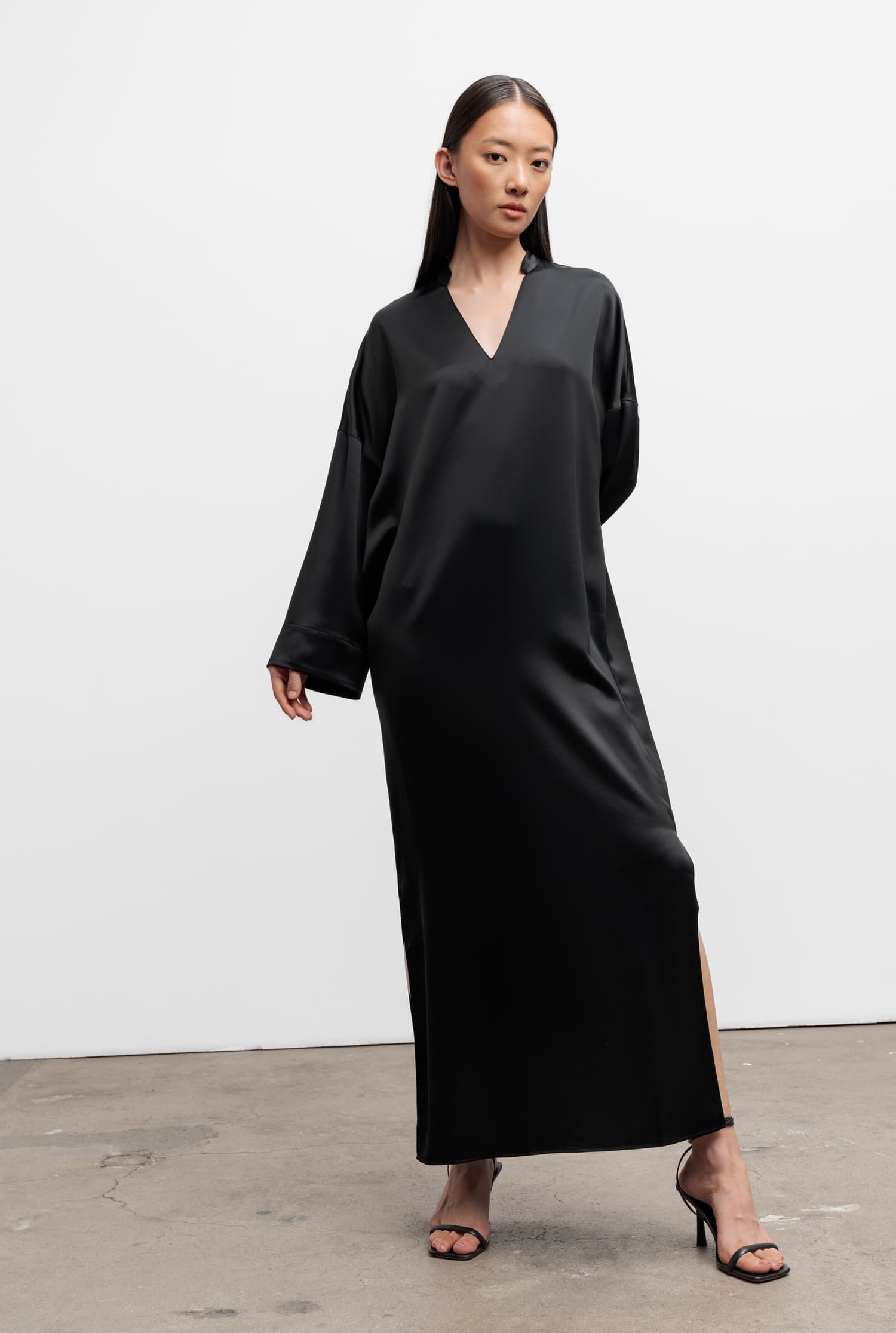 Nina v-neck dress black