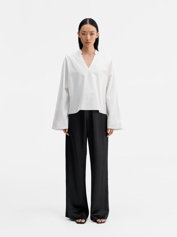 Model wearing Ahlvar Gallery Nina v-neck oxford blouse white