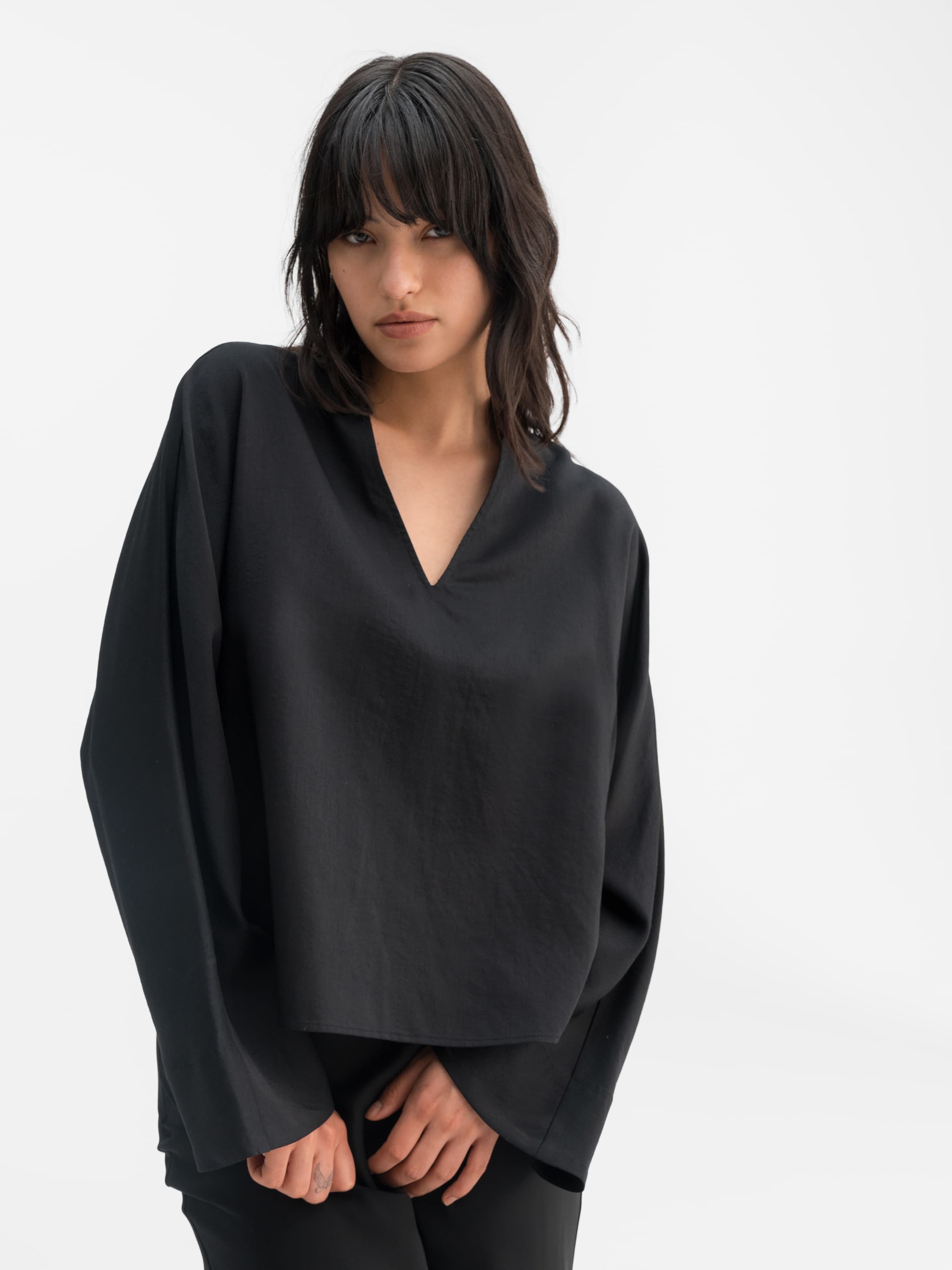 Nina v-neck wool blouse black
