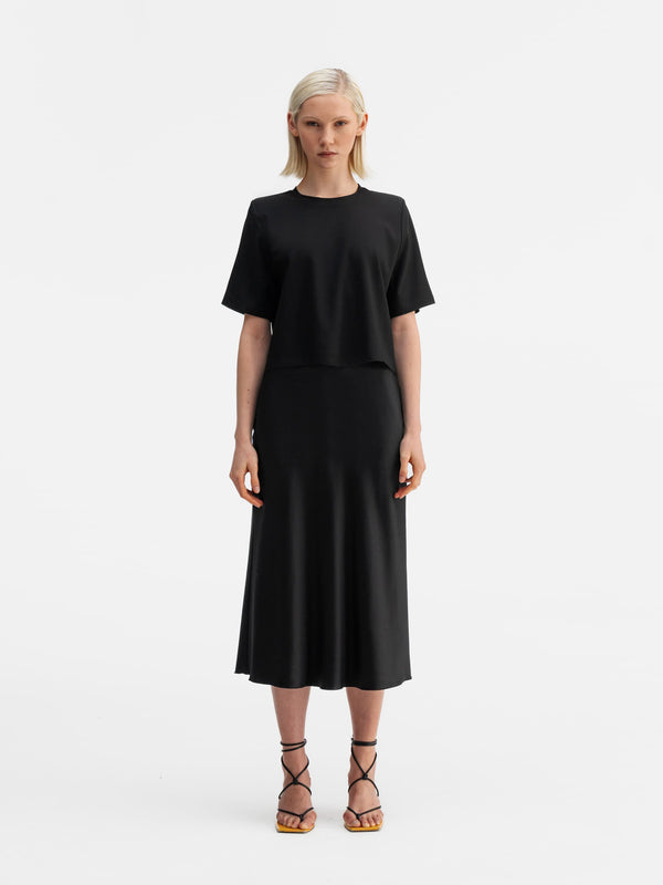 Model wearing Ahlvar Gallery Okaya tee black