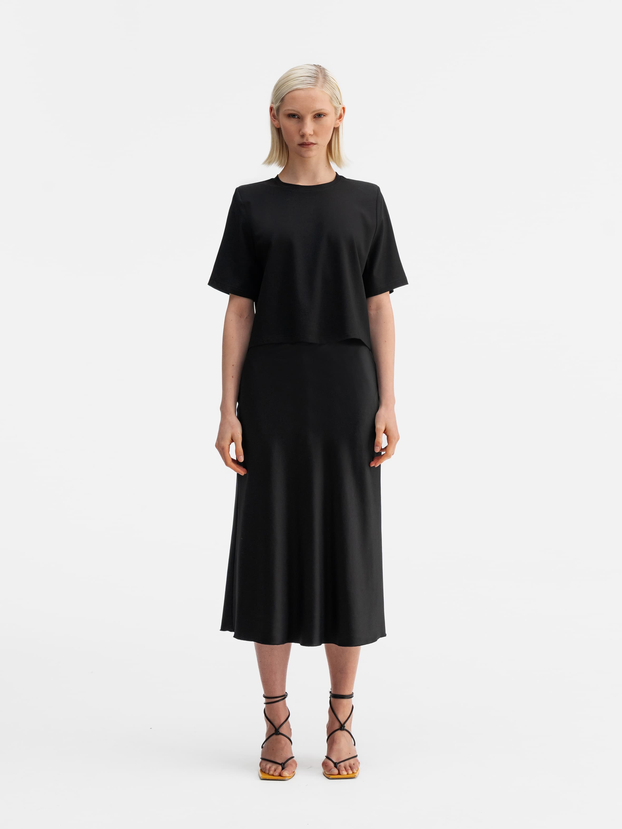 Model wearing Ahlvar Gallery Okaya tee black