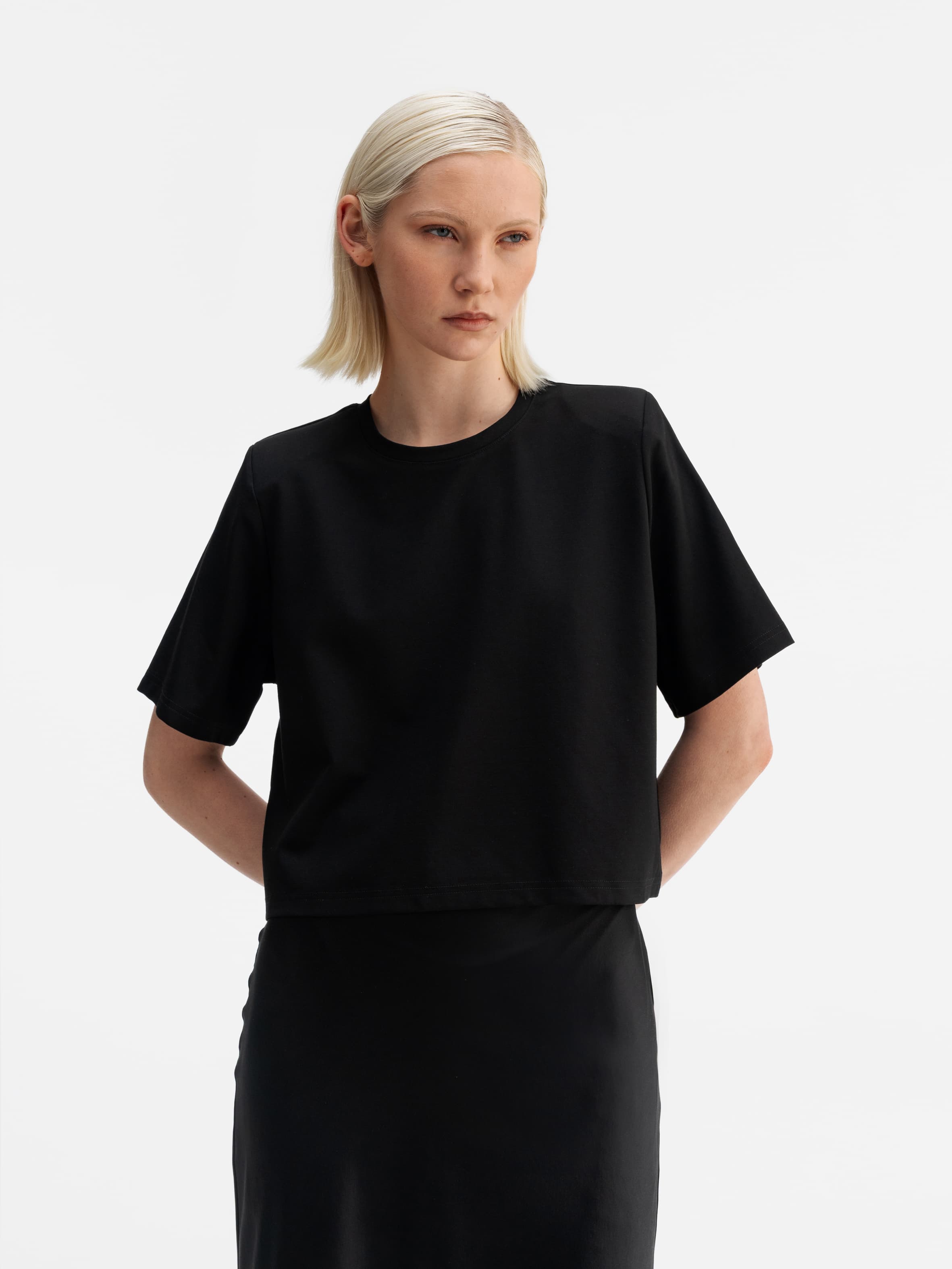 Model wearing Ahlvar Gallery Okaya tee black