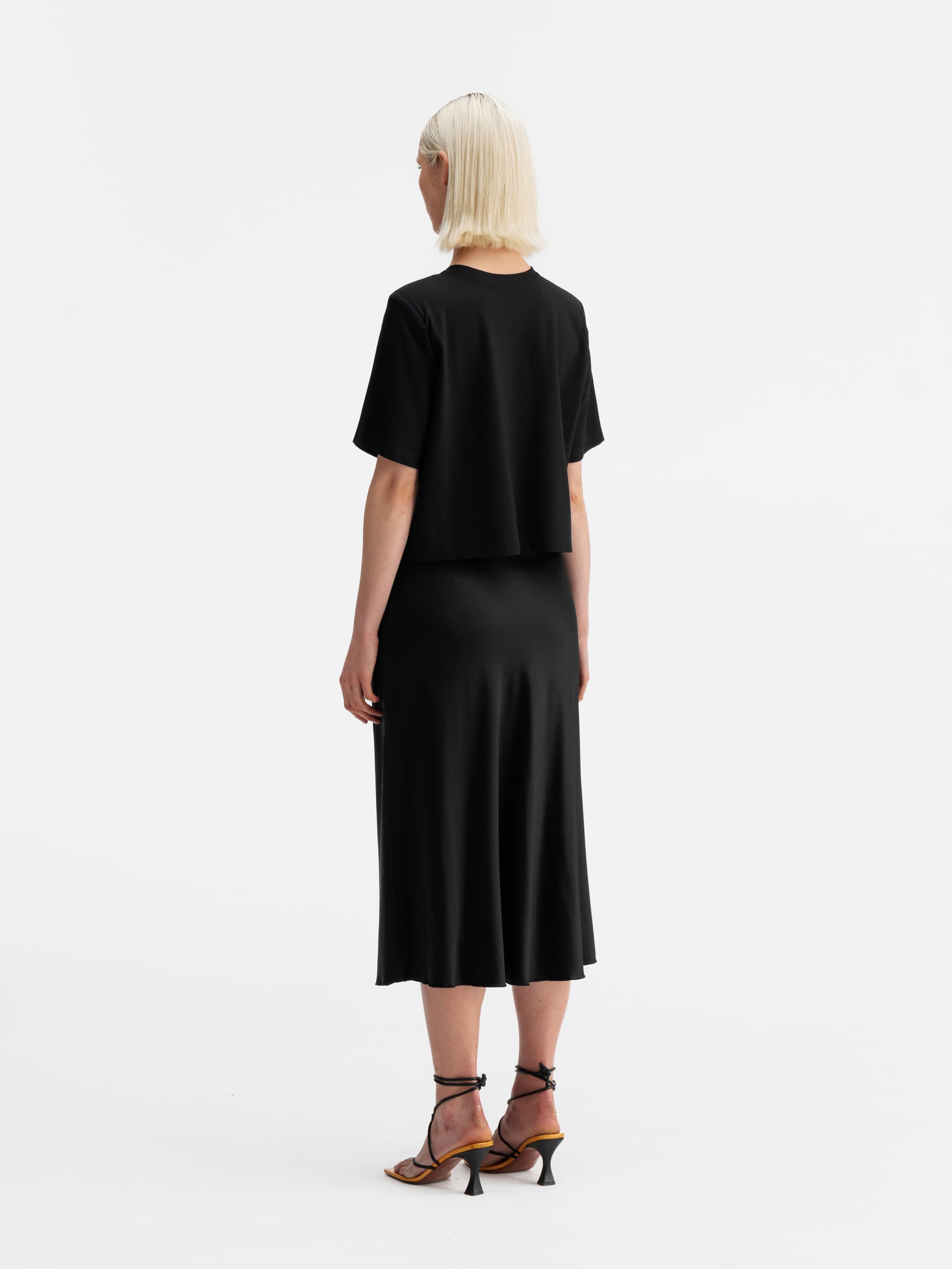 Back view of Ahlvar Gallery Okaya tee black