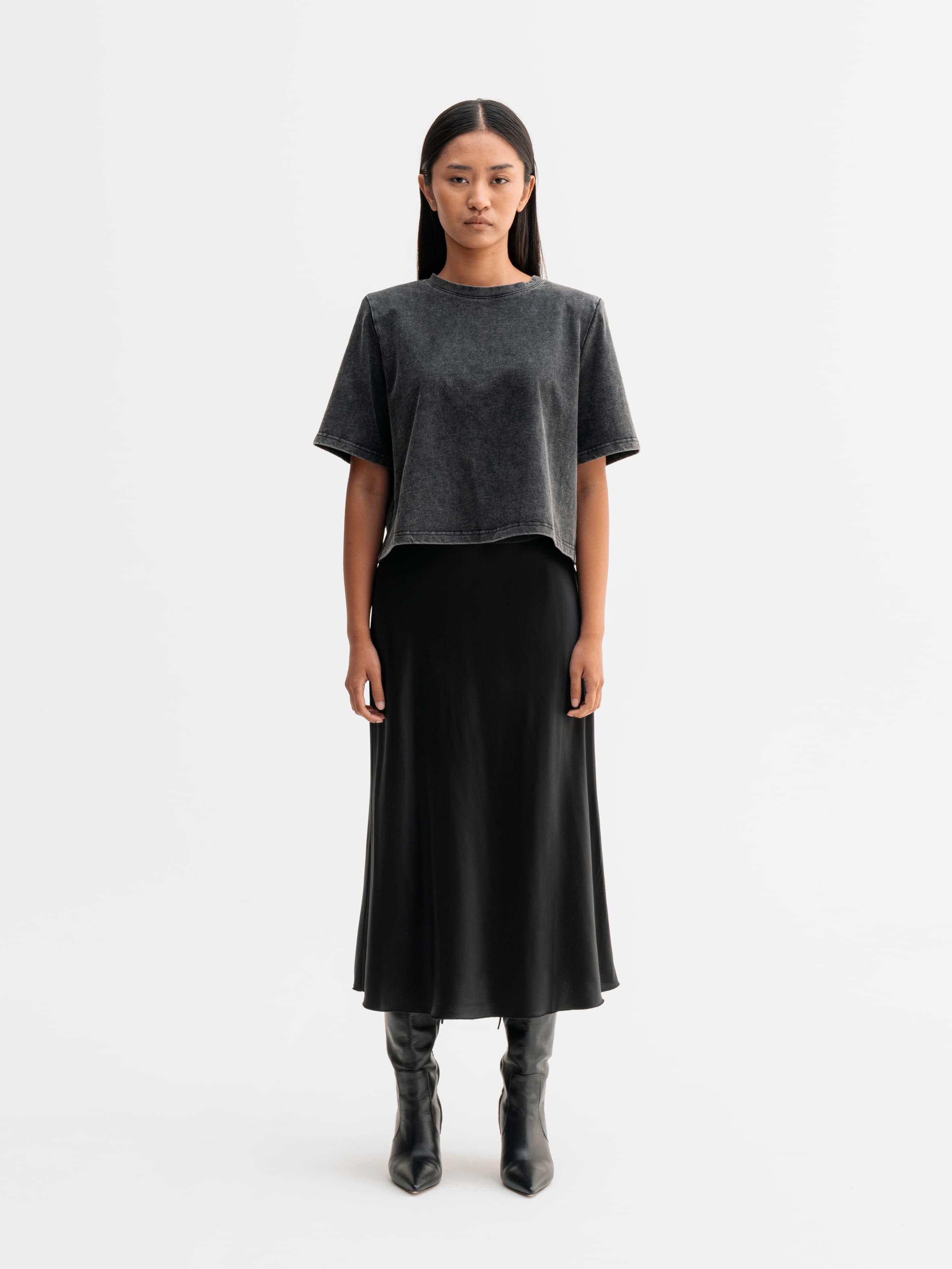 Okaya cropped tee washed black