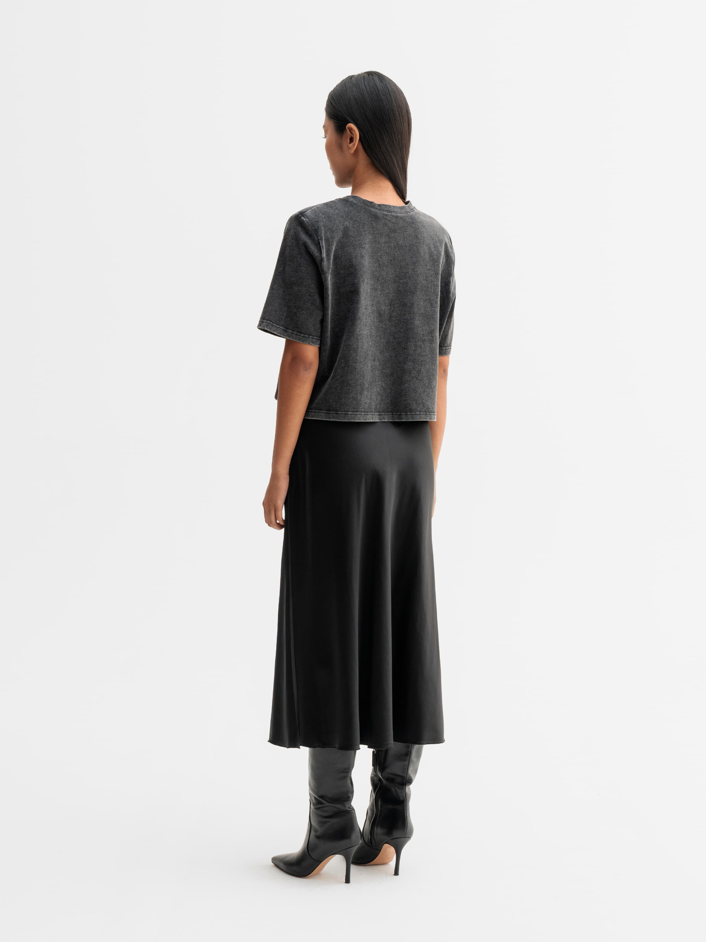Okaya cropped tee washed black