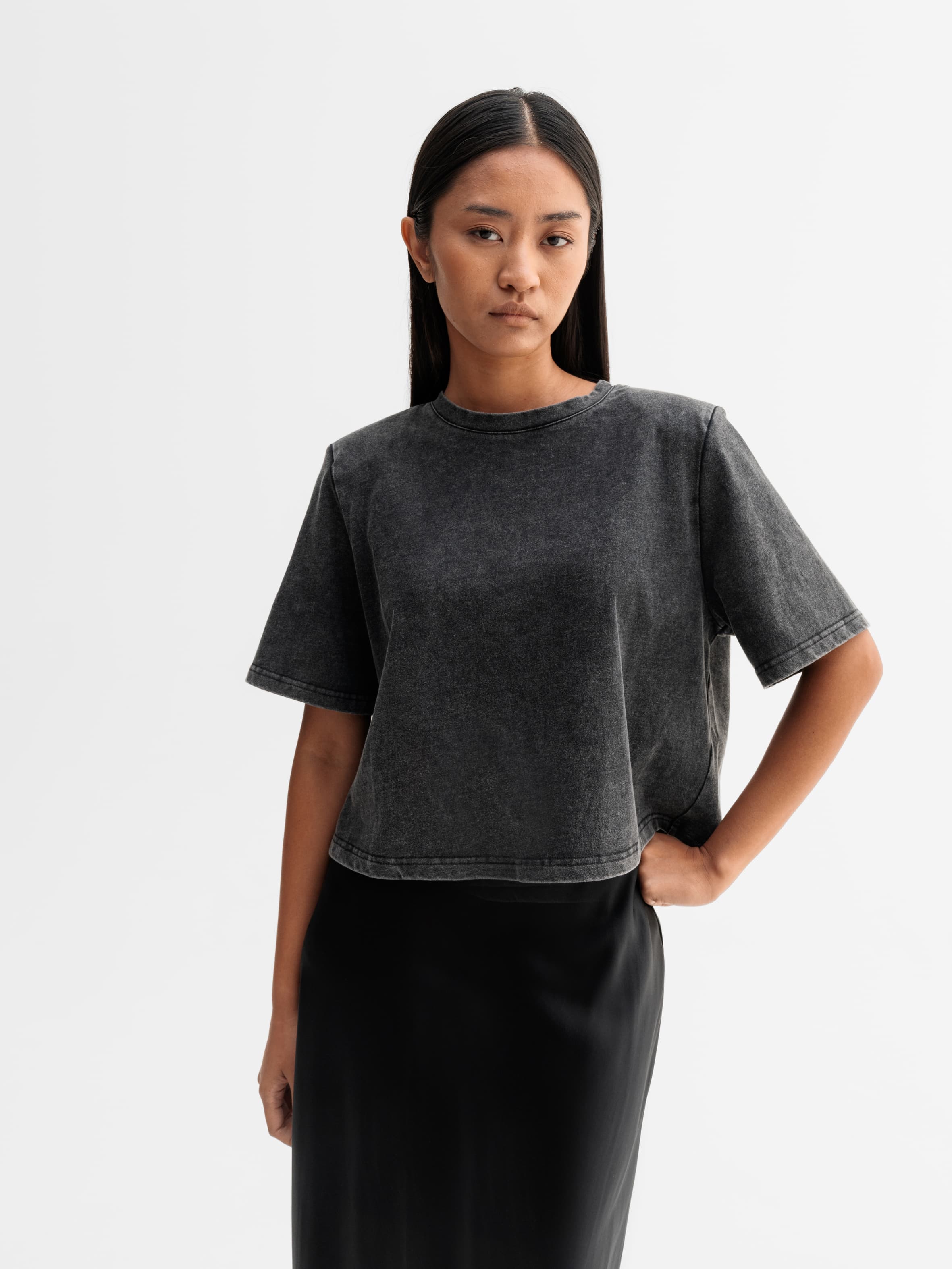 Okaya cropped tee washed black
