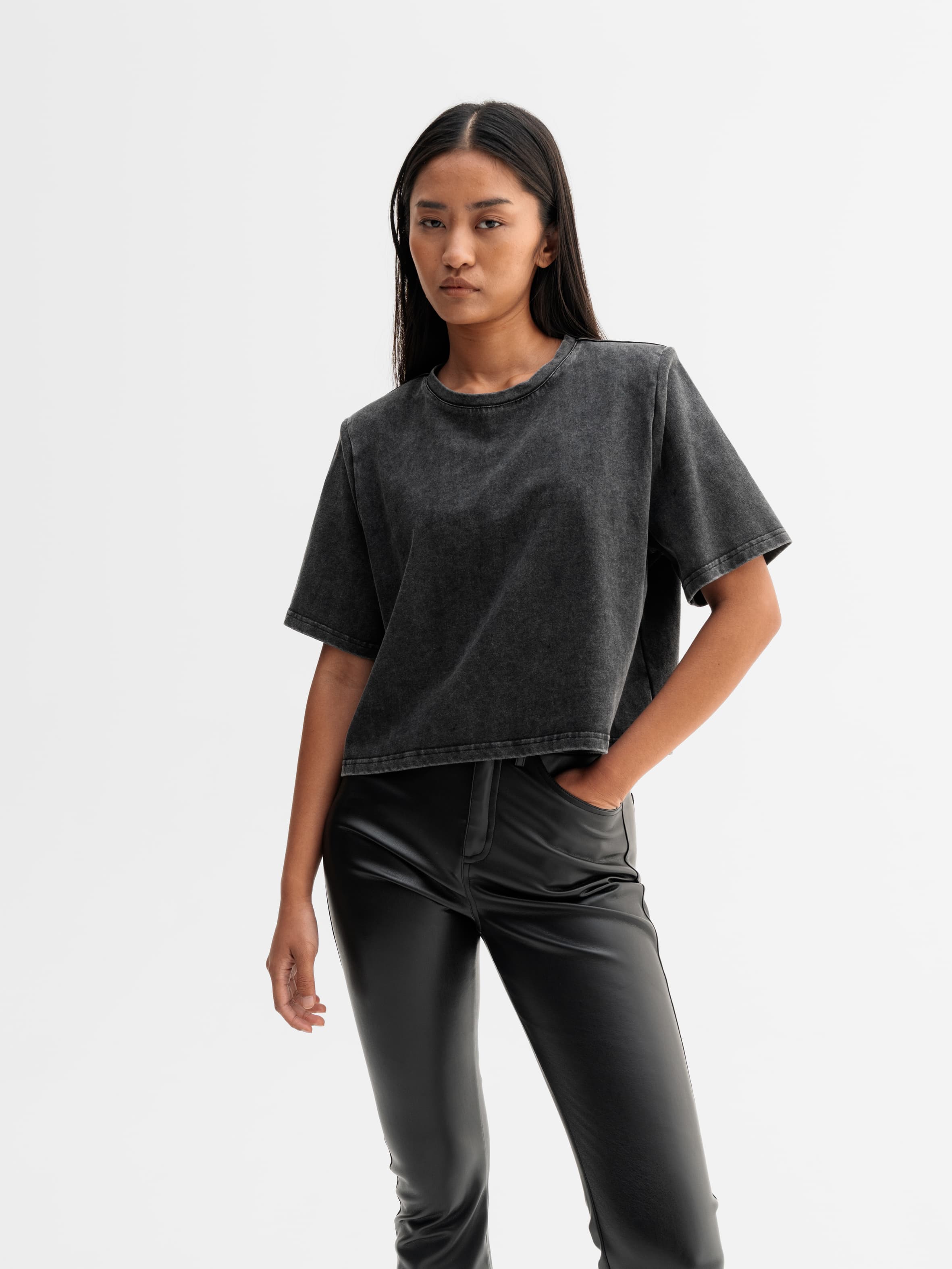 Okaya cropped tee washed black