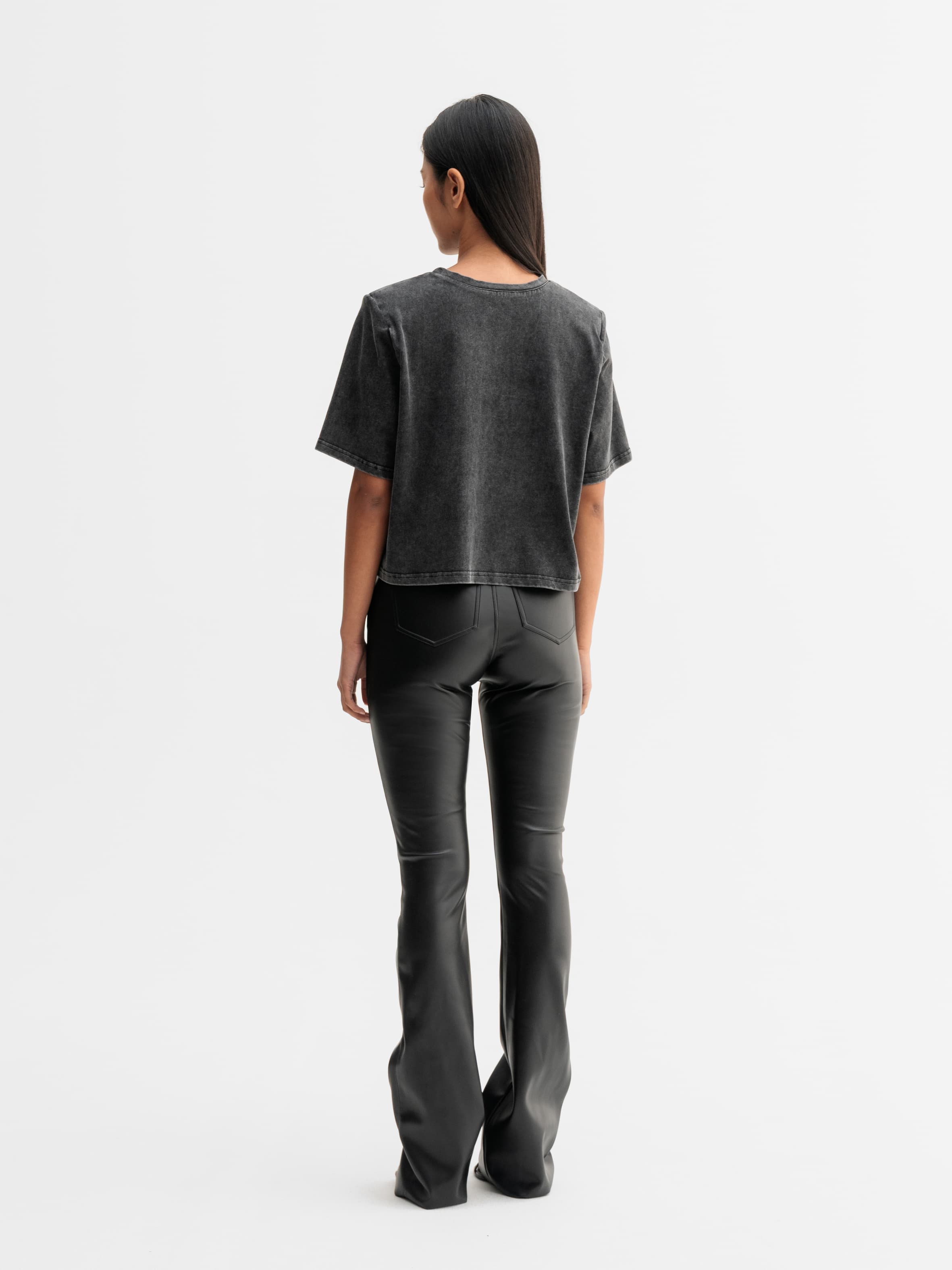 Okaya cropped tee washed black