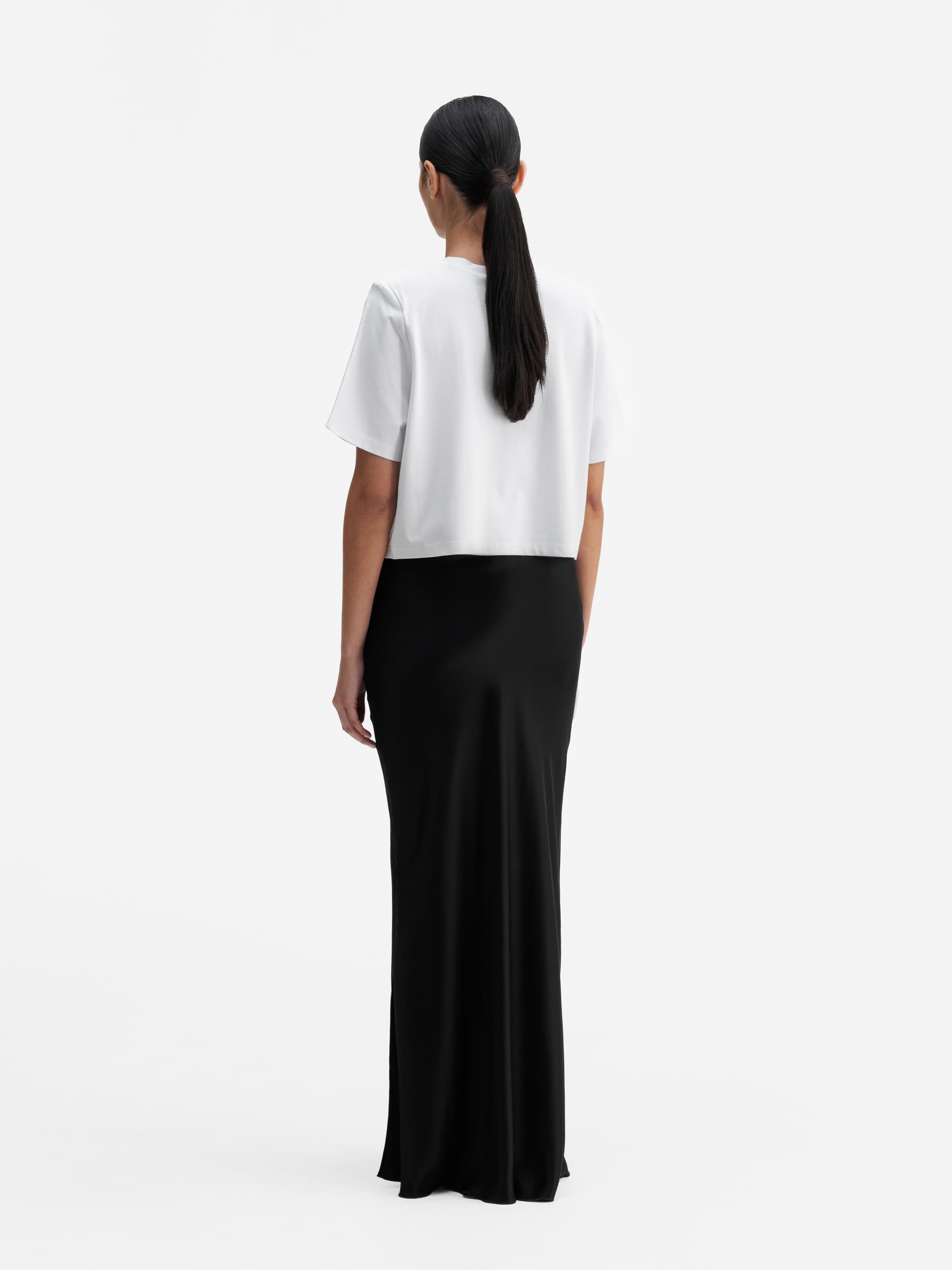 Back view of Ahlvar Gallery Okaya cropped tee white