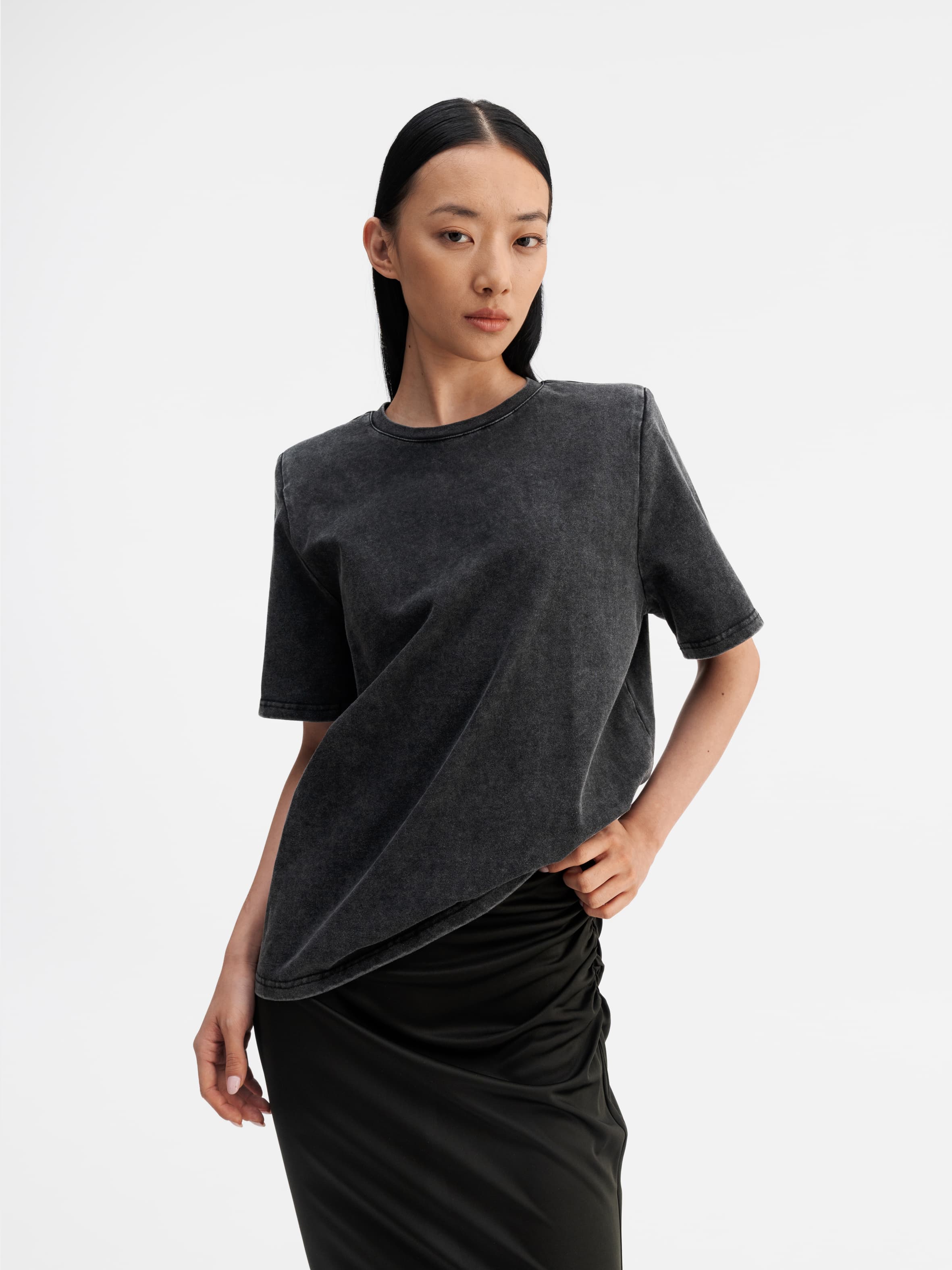 Okaya tee washed black