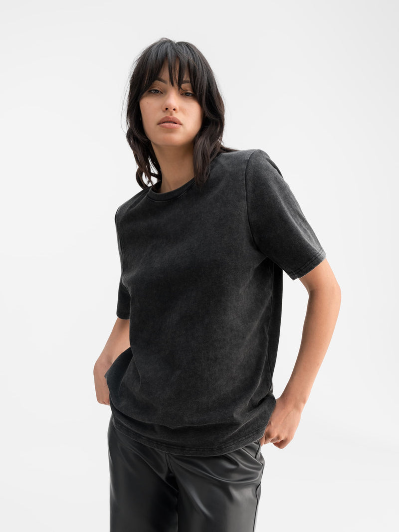Okaya tee washed black
