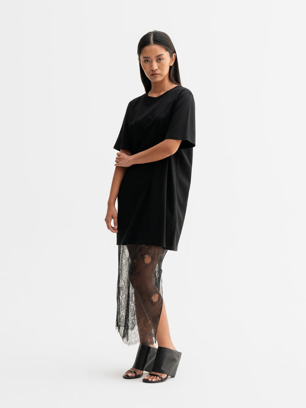 Model wearing Ahlvar Gallery Oki long tee in Black