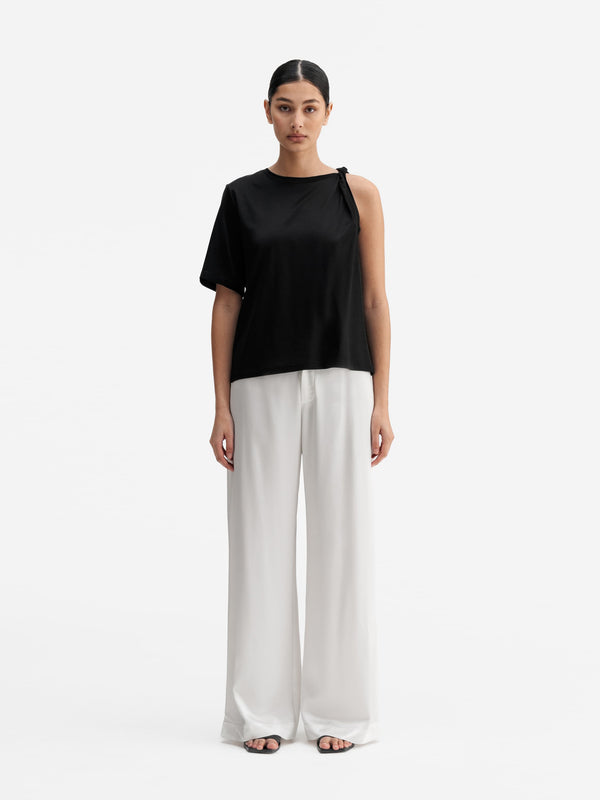 Model wearing Ahlvar Gallery Oki twisted tee black