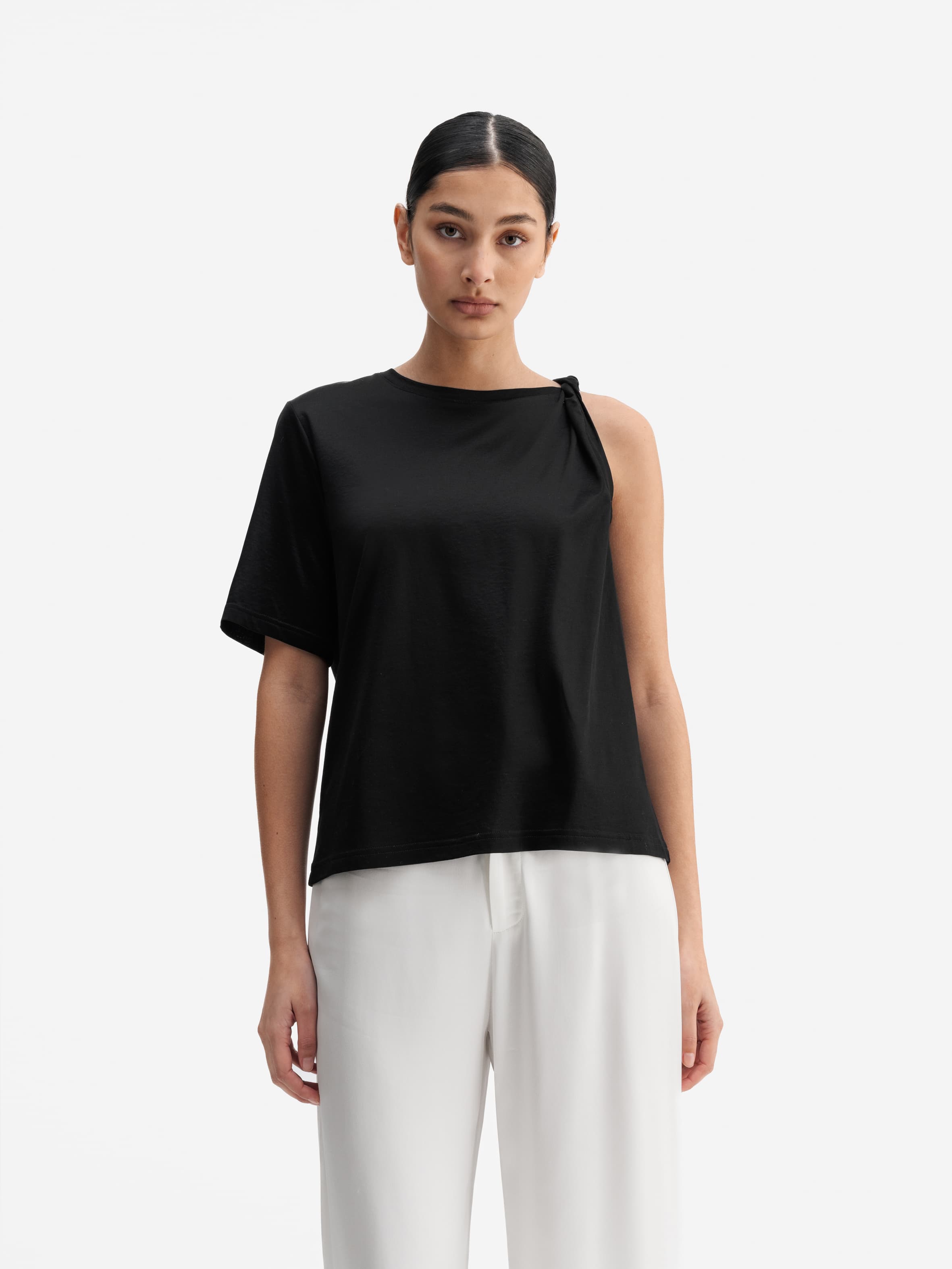 Model wearing Ahlvar Gallery Oki twisted tee black