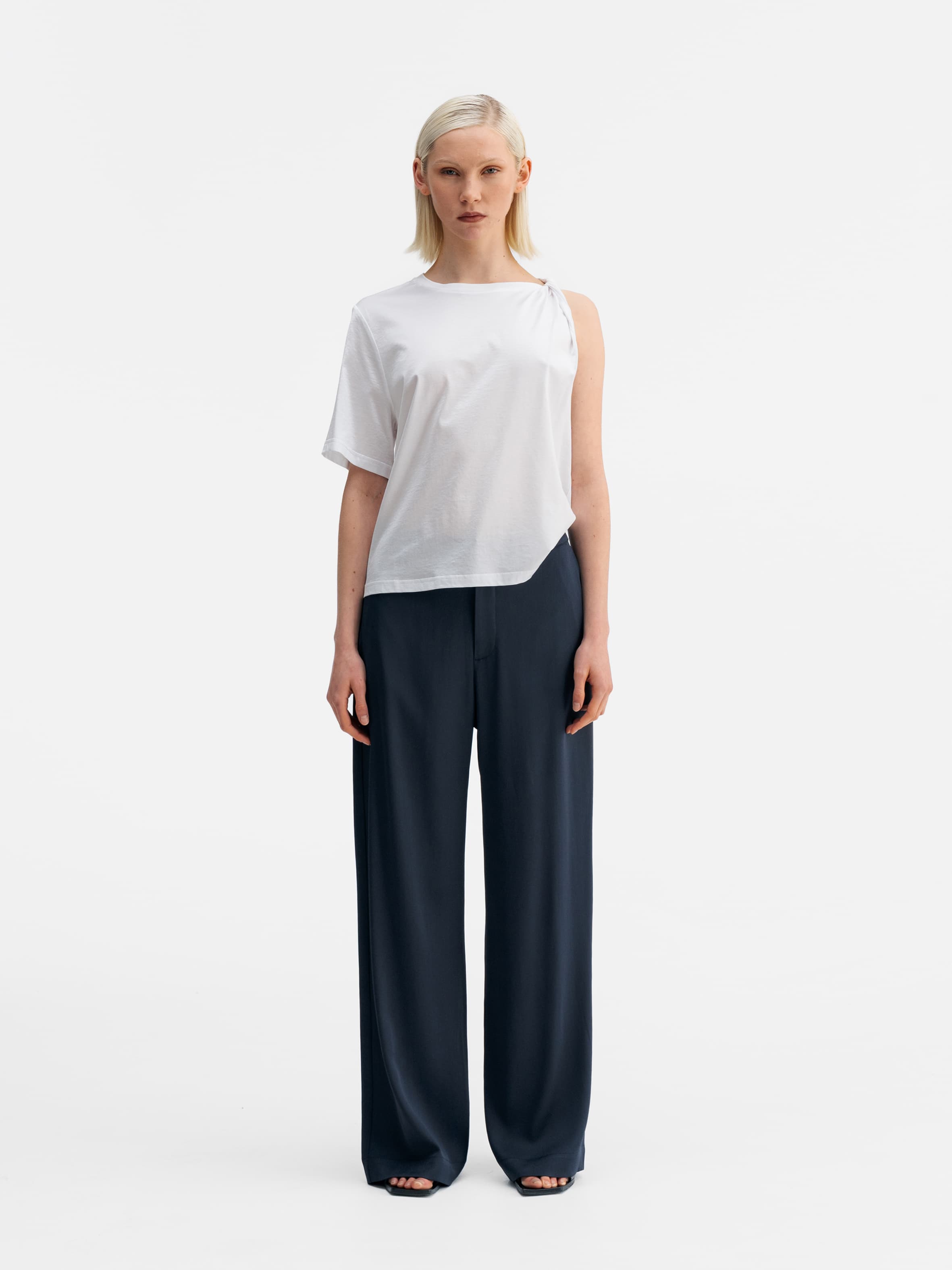 Model wearing Ahlvar Gallery Oki twisted tee white