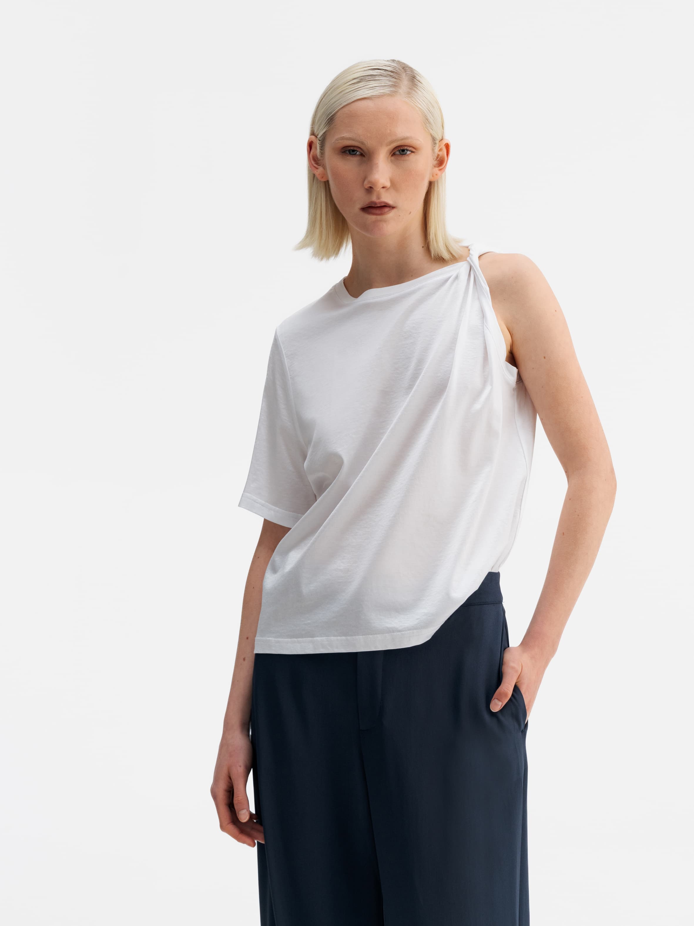 Model wearing Ahlvar Gallery Oki twisted tee white